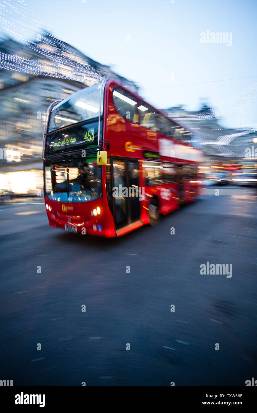 London Bus in movimento - Movimento London Bus, Red Bus londinese, sfocatura del movimento Foto Stock