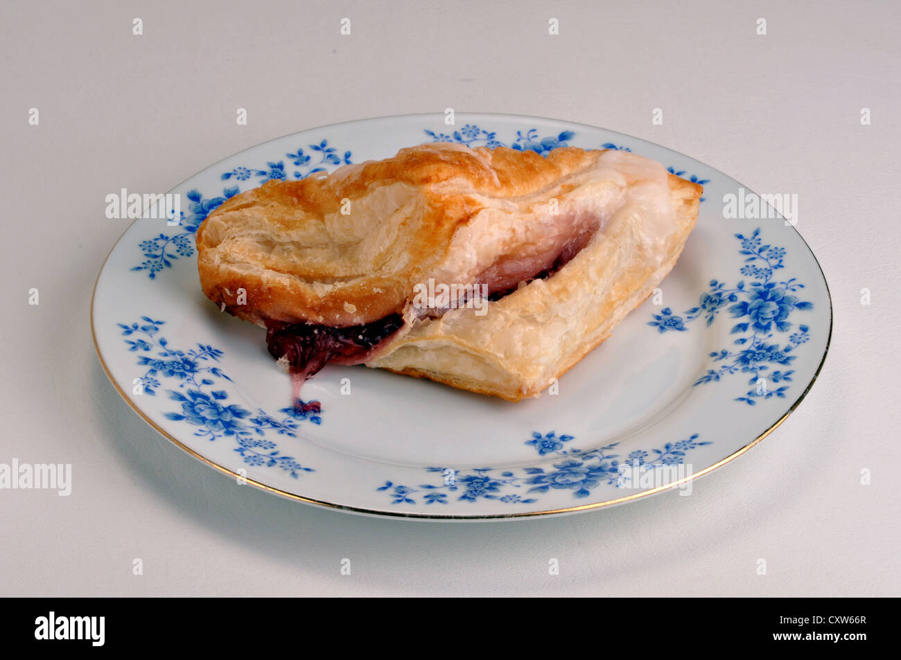 Il fatturato di ciliegio su un piattino su uno sfondo bianco. Foto Stock