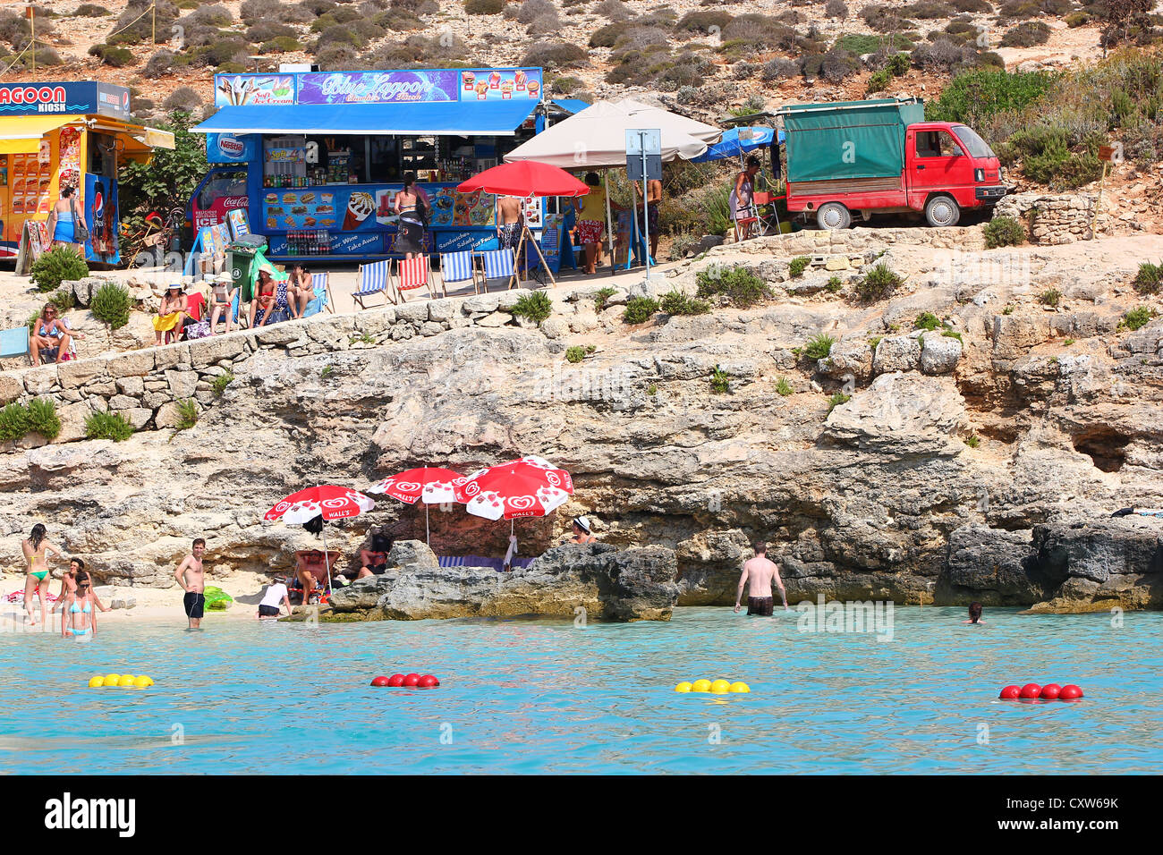 Malta, una foto della splendida laguna blu, blu acqua, rocce, viaggi, turisti, mare Foto Stock