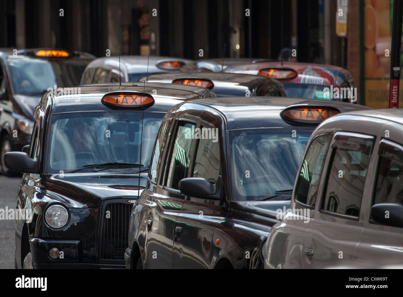 Londra Taxi Coda - London Black Cabs coda per affari nel centro di London REGNO UNITO Foto Stock