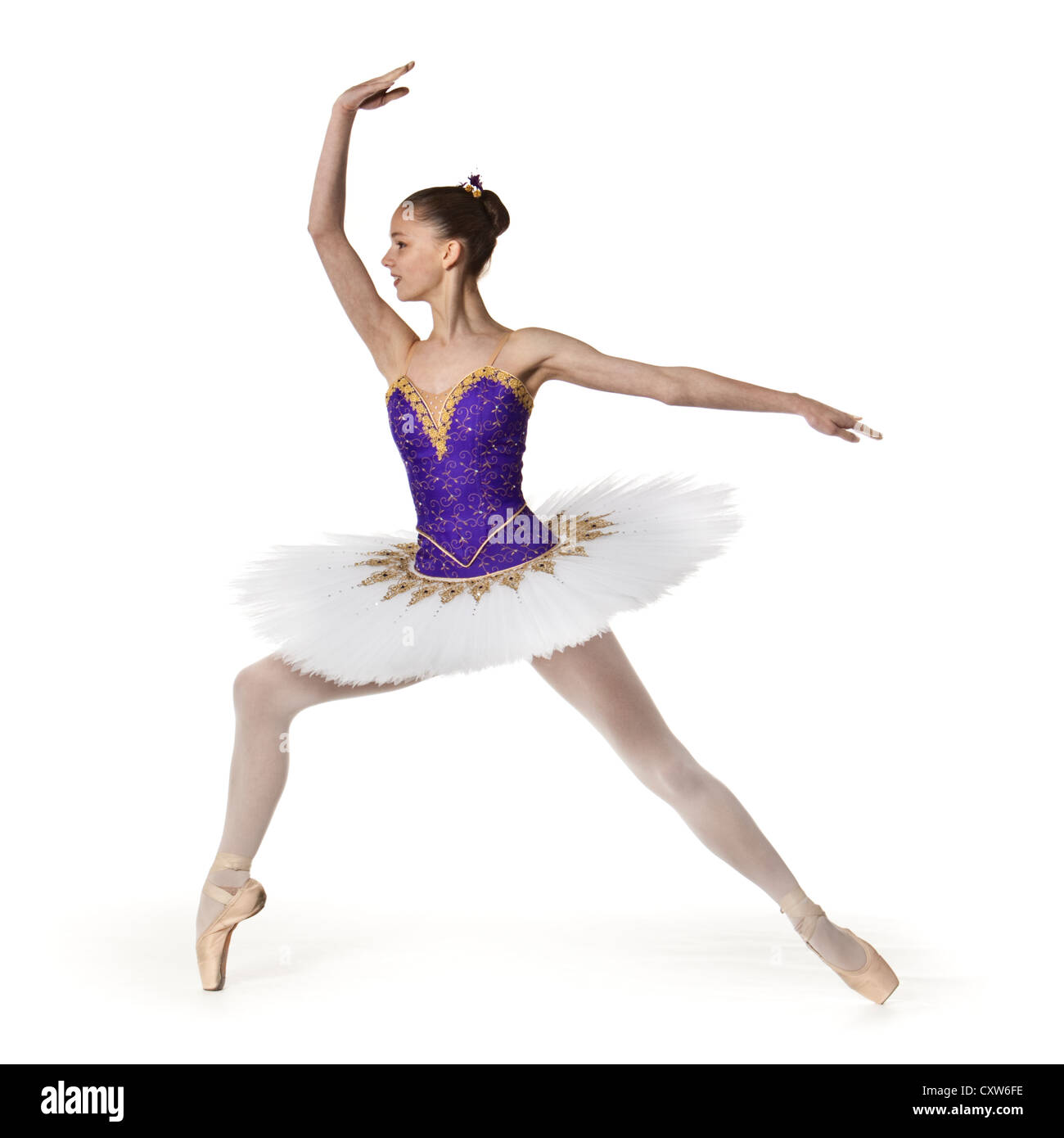 Ballerina adolescente in viola e bianco tutu Foto Stock