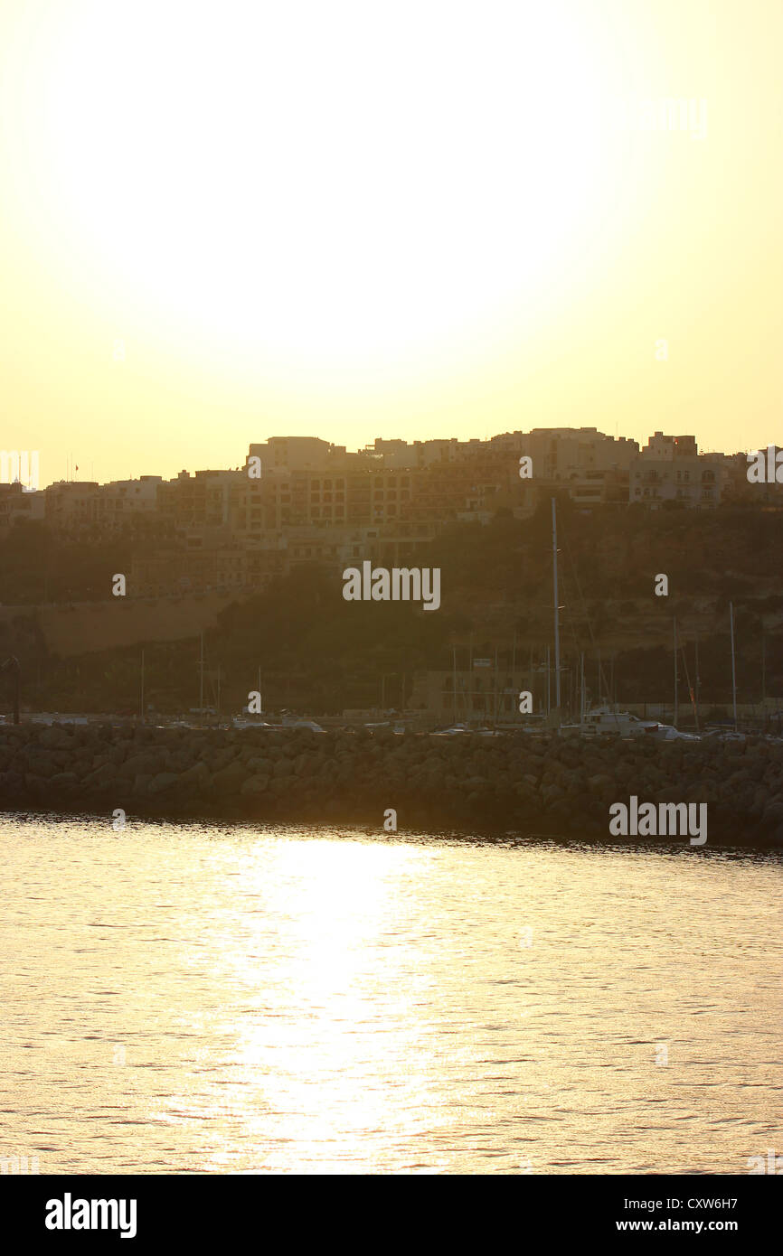 Malta, una bella vista della isola di Gozo nella distanza al tramonto, rocce, mare, viaggi, traghetto, photoarkive Foto Stock