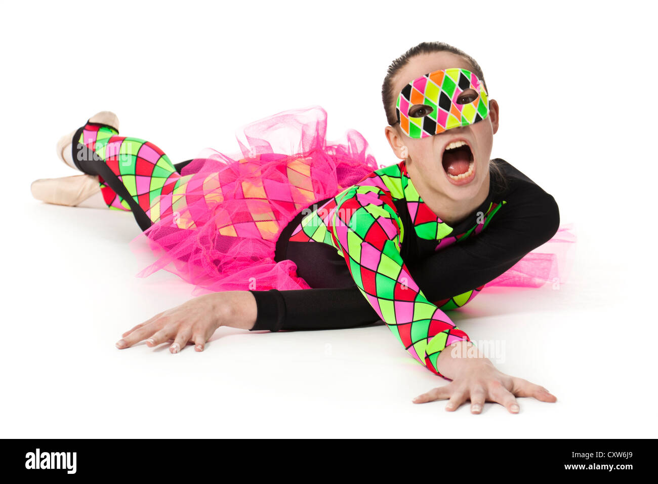 Ballerina adolescenti nei moderni multi-colore di arlecchino-pattern costume di balletto con compensazione rosa e indossa una corrispondente maschera facciale Foto Stock