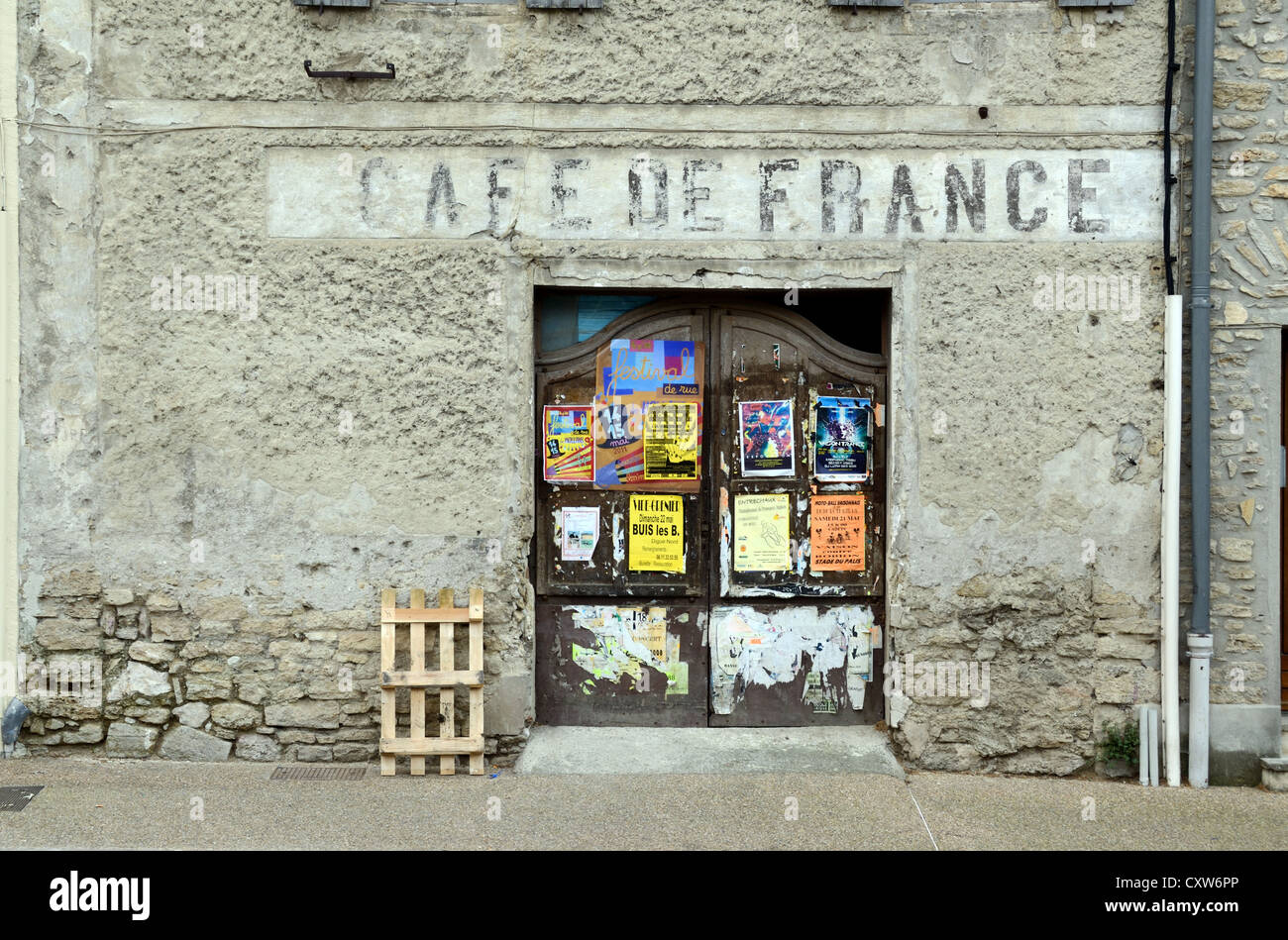 Abbandonate o chiuso il Café de France Entrechaux Vaucluse Provence Francia Foto Stock