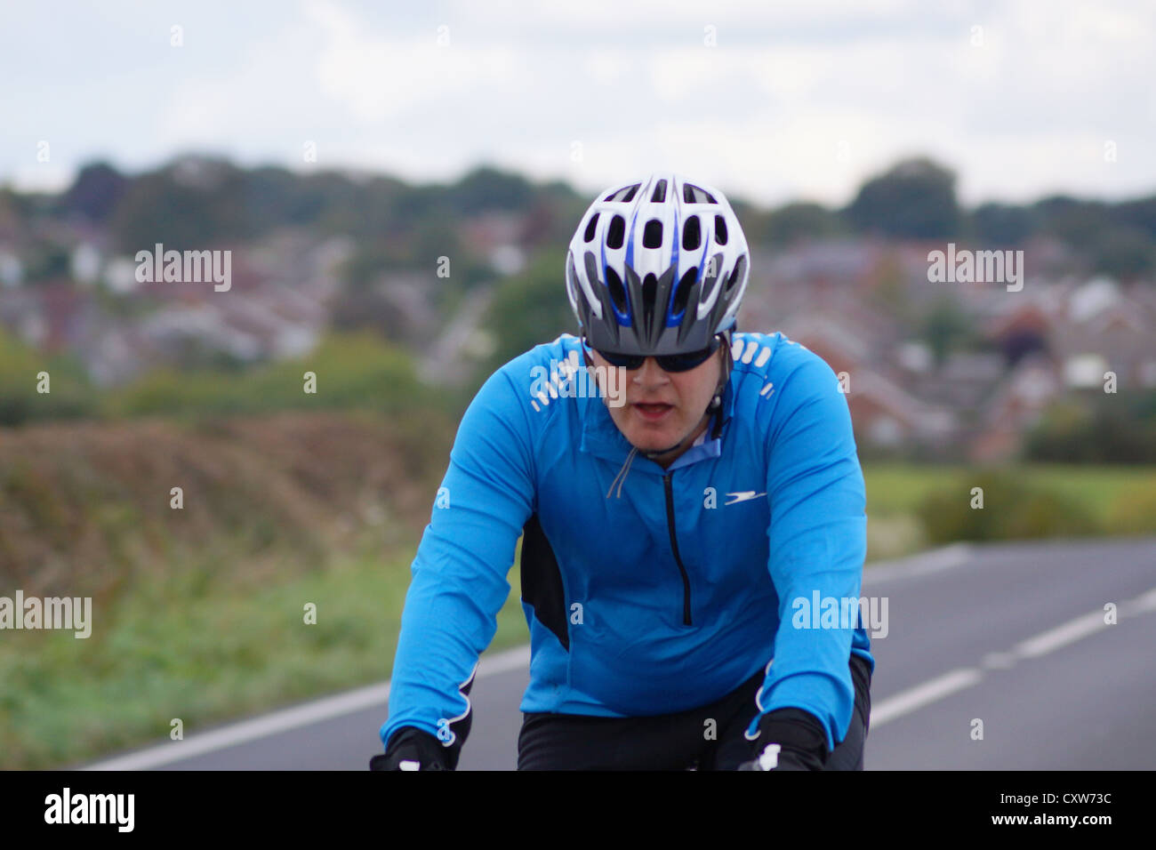 Ciclista a competere in 40 miglio plus Barry Lewis Memorial Race attraverso villaggi a ovest e a Nord Yorkshire Foto Stock