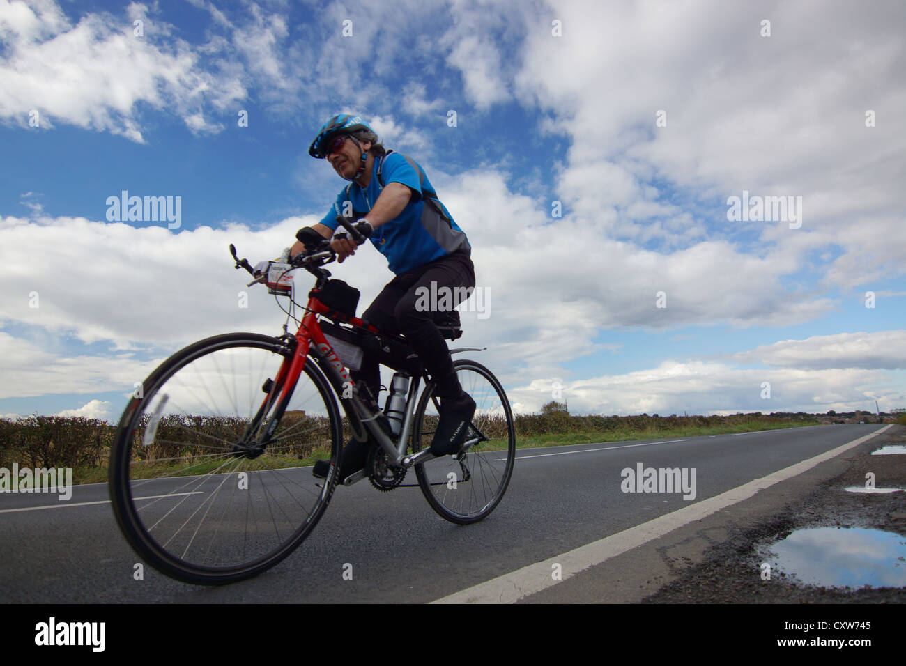 Ciclista a competere in 40 miglio plus Barry Lewis Memorial Race attraverso villaggi a ovest e a Nord Yorkshire Foto Stock