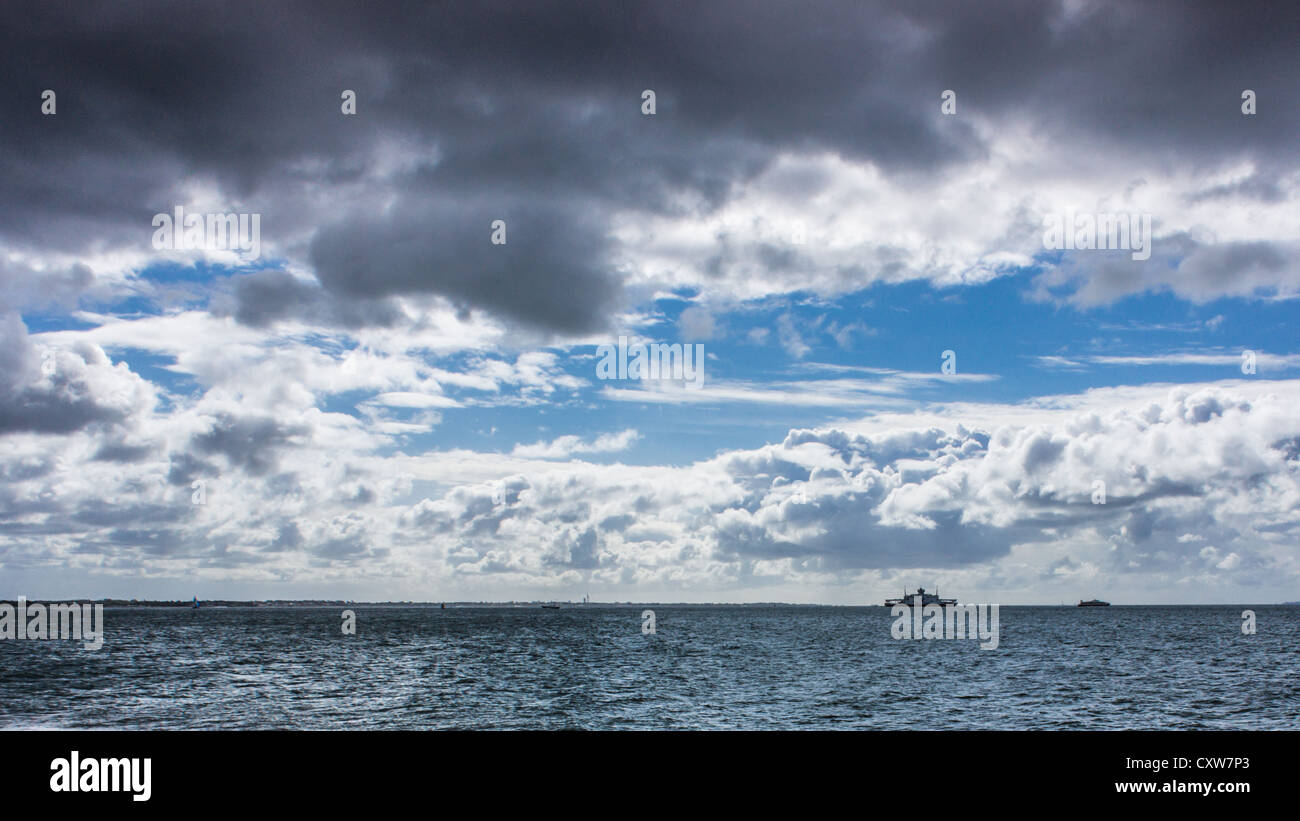 Il traghetto per l'isola di Wight visto all'orizzonte rendendo la sua strada verso southampton. Foto Stock