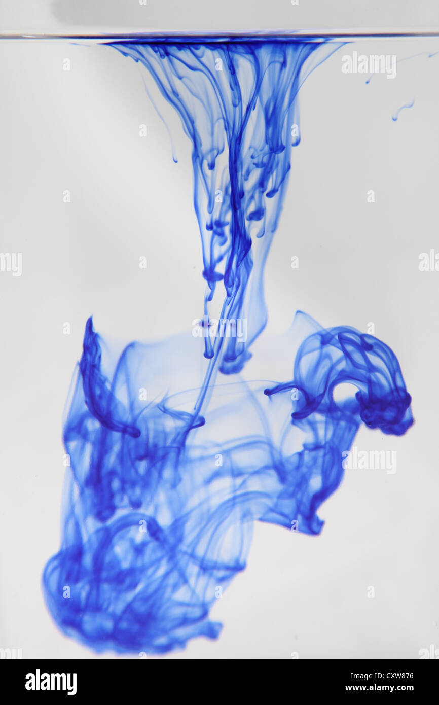 Un inchiostro blu cascata in acqua. Foto Stock