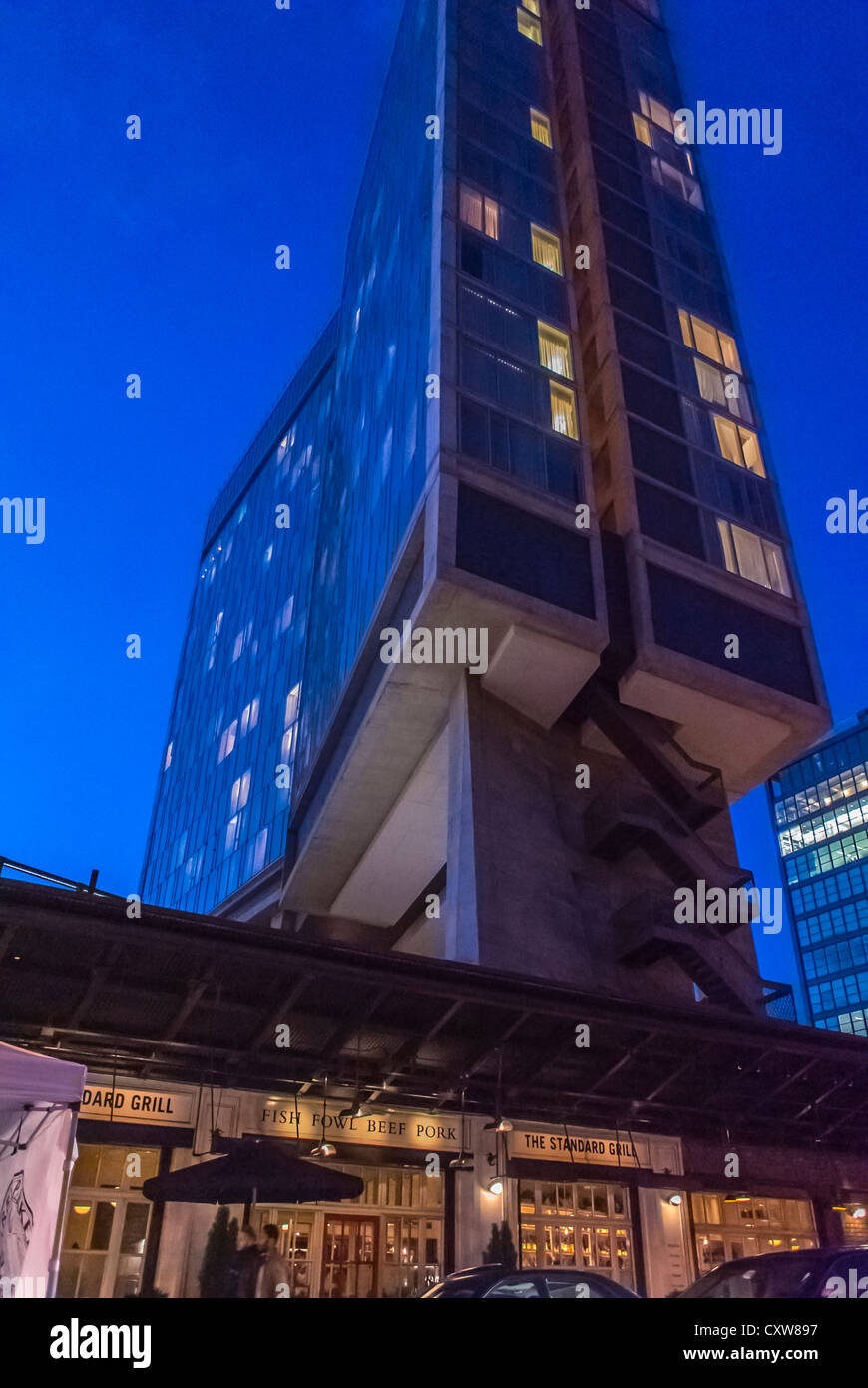 New York City, NY, STATI UNITI D'AMERICA, "L'Hotel Standard', sulla linea alta, di notte, nel Meatpacking District, Manhattan Foto Stock