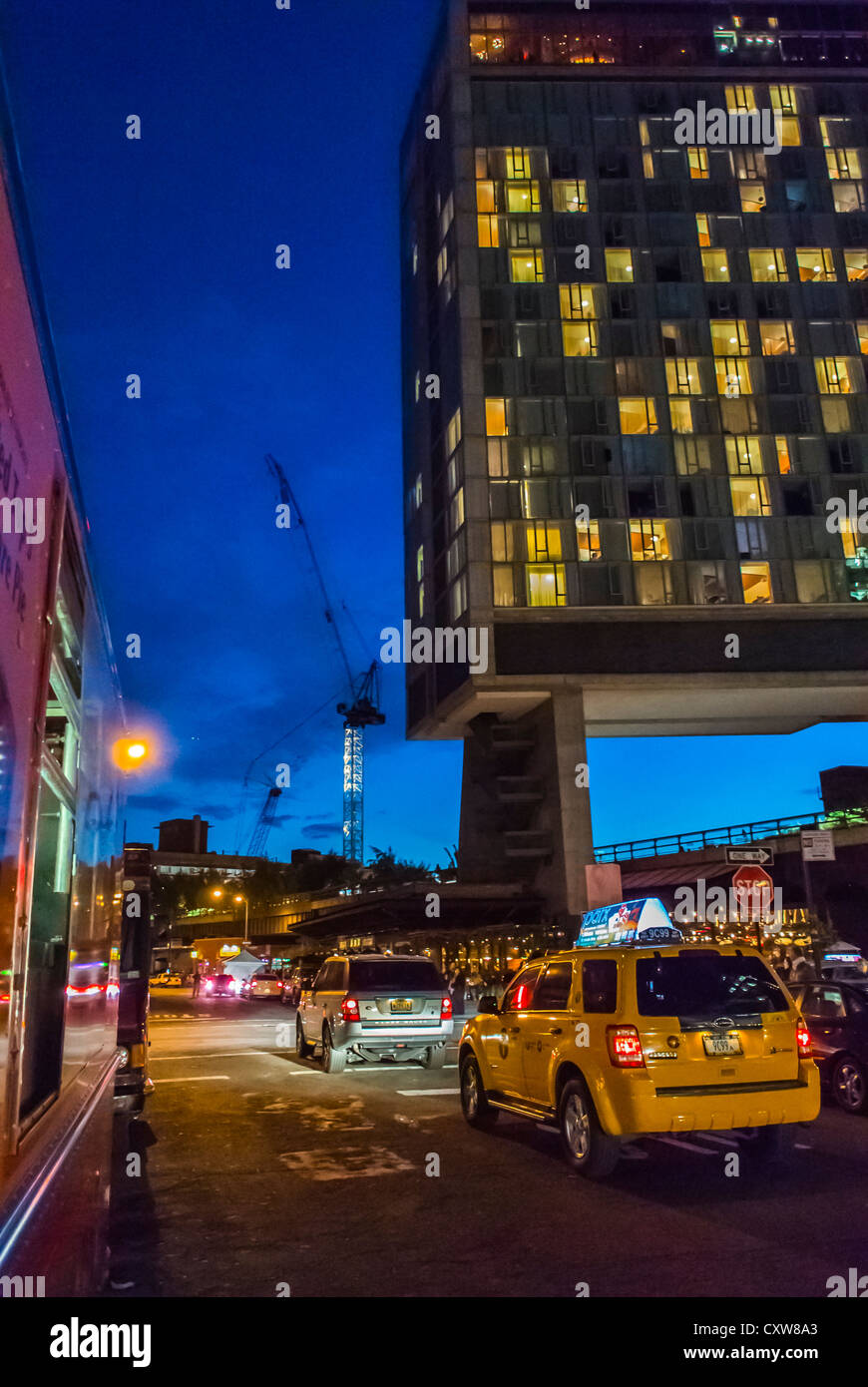 New York City, NY, USA, edificio 'The Standard Hotel' sulla 'High Line', di notte, nel Meatpacking District, Manhattan Street Scene con taxi, gentrification [USA] urbanism america Foto Stock