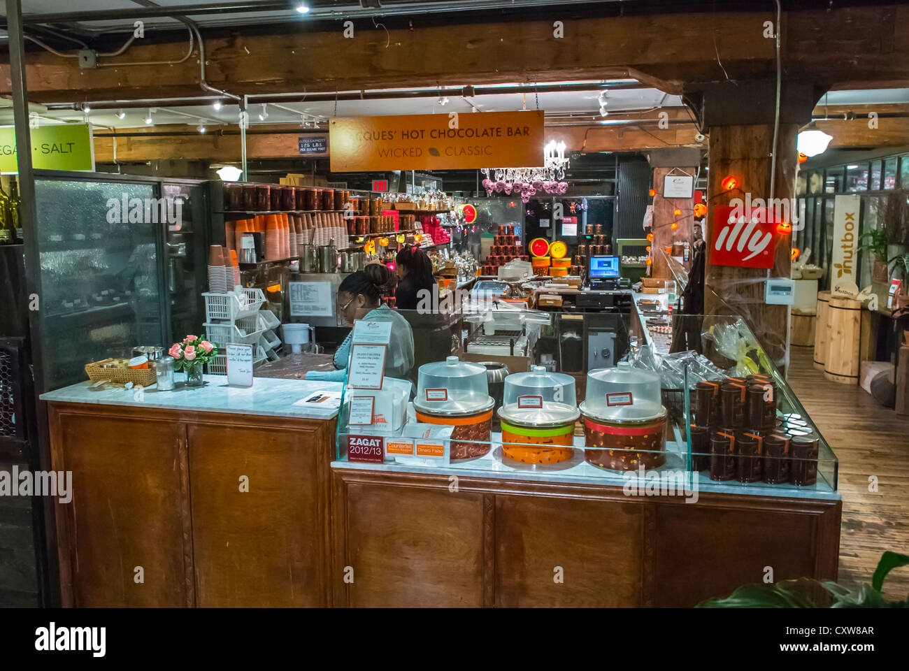 New York City, NY, USA, impiegati che lavorano in French Chocolate Shop, 'Jacques Torres', nel Chelsea Market, Centro commerciale, Manhattan, prodotti in esposizione Foto Stock
