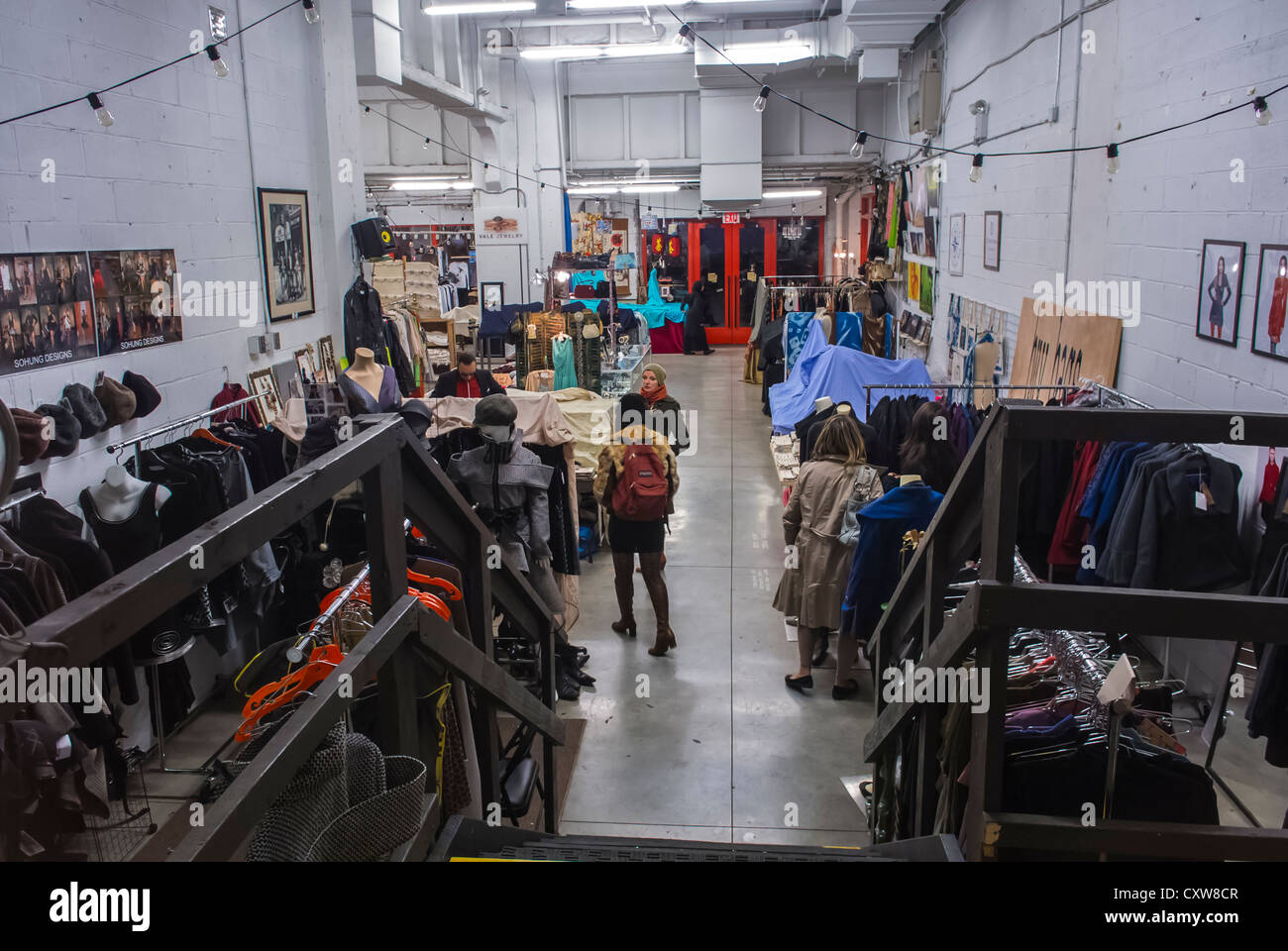 New York City, New York, Stati Uniti, vista grandangolare, piccola folla di persone, abbigliamento donna Shopping all'interno del negozio 'Artists Vintage' nel mercato di Chelsea, centro commerciale, mercato vintage di Manhattan, negozi di abbigliamento vecchio, interni Foto Stock
