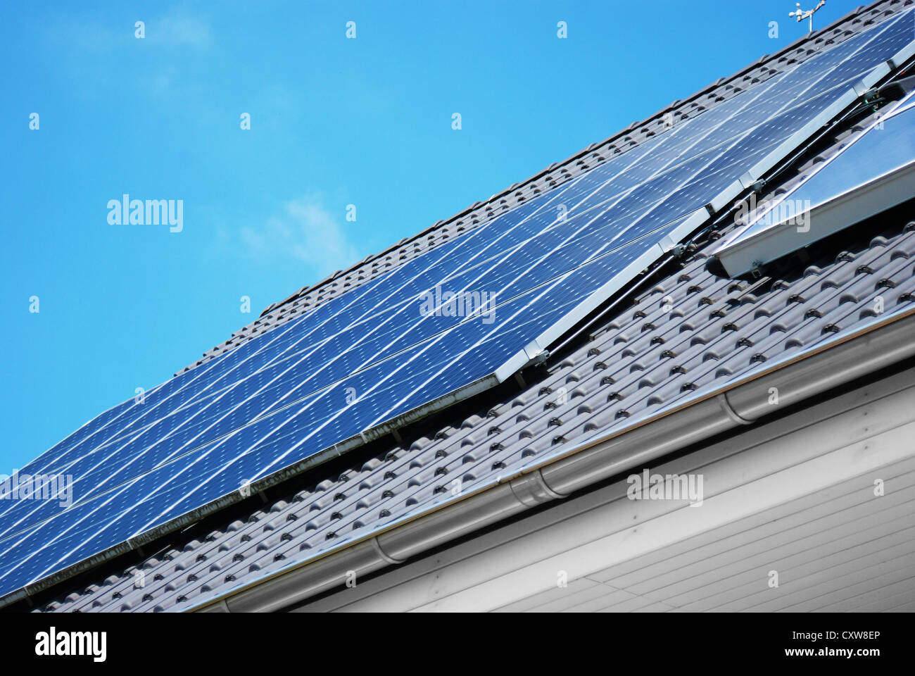 Solare pannello fotovoltaico sul tetto Foto Stock