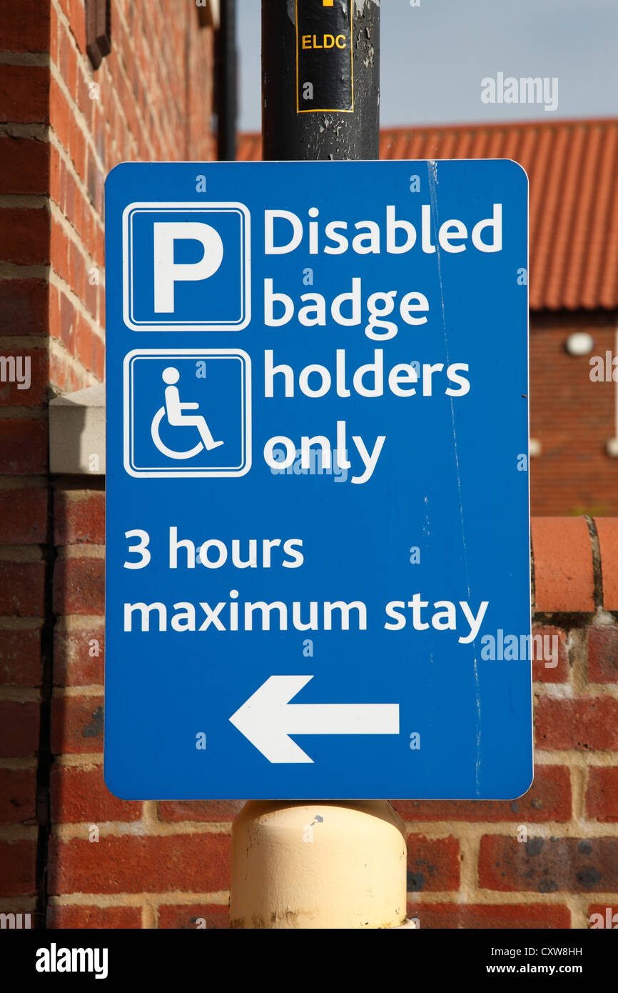 Un parcheggio disabili firmare in un parcheggio in U.K. Foto Stock