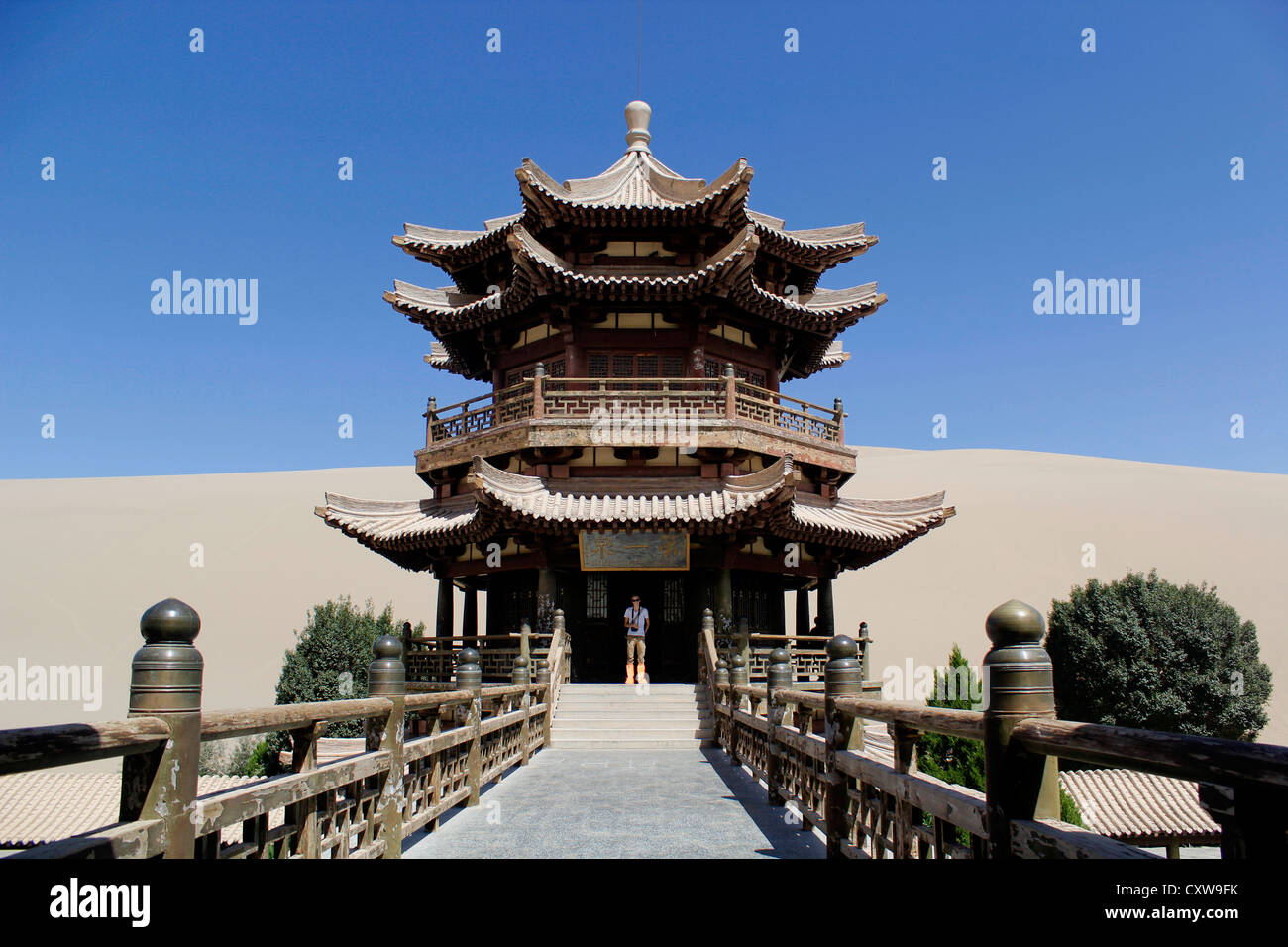 Pagoda tradizionale nella luna Crescent Lake. Oasis si trova all'interno di Taklamakan dune di sabbia, vicino alla città di Dunhuang, Cina. Foto Stock