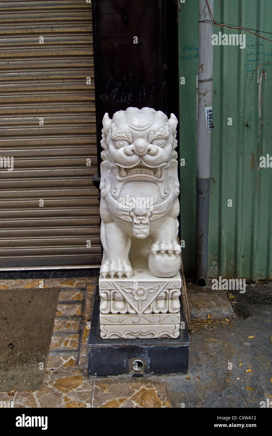 Una statua di un vietnamita lion su strada in Hai Phong Vietnam Foto Stock