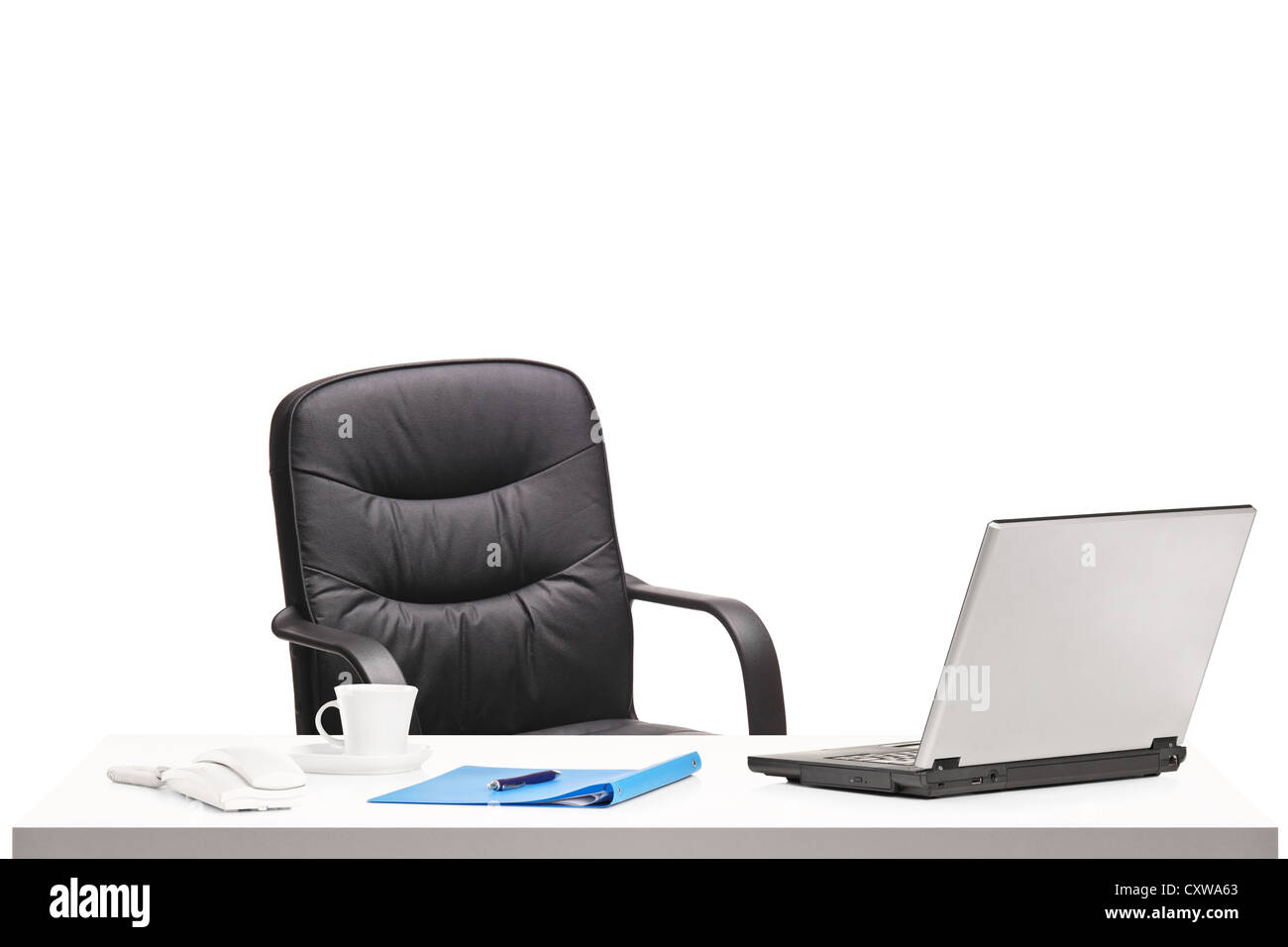 Ufficio con sedia, laptop e altri oggetti di Office isolati su sfondo bianco Foto Stock