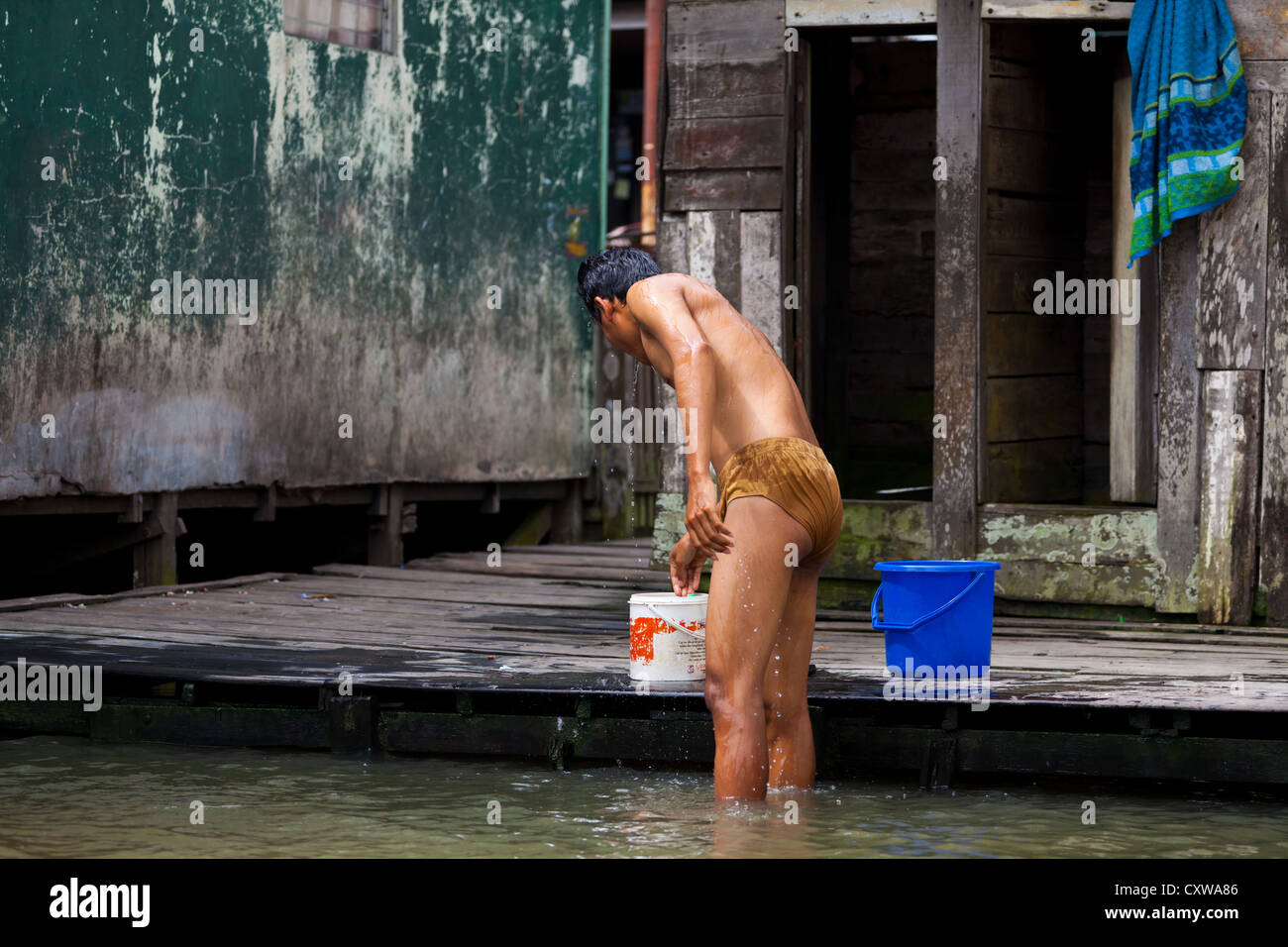 Ragazzo in un canale di Banjarmasin Foto Stock