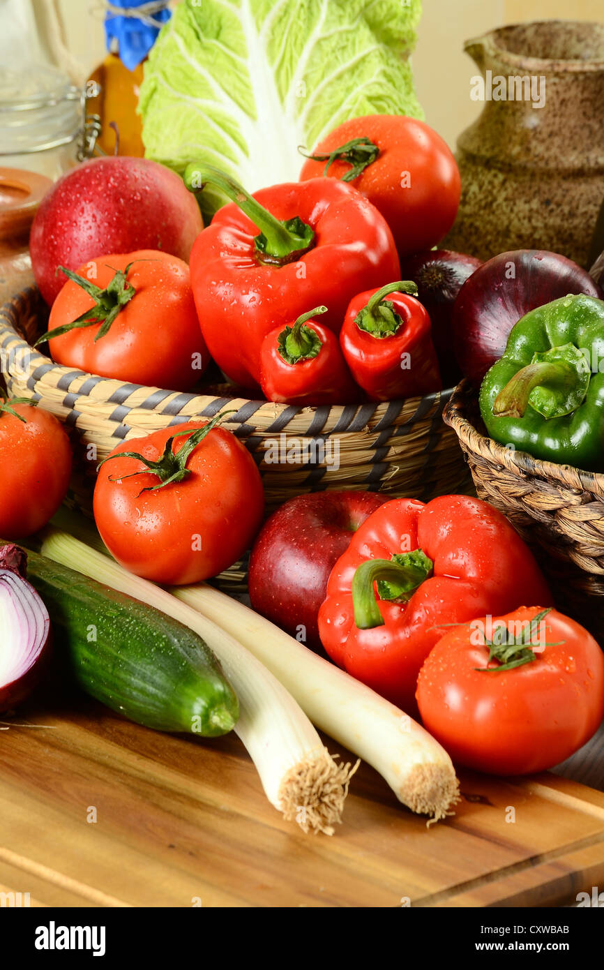 Composizione con verdure crude sul tavolo da cucina Foto Stock