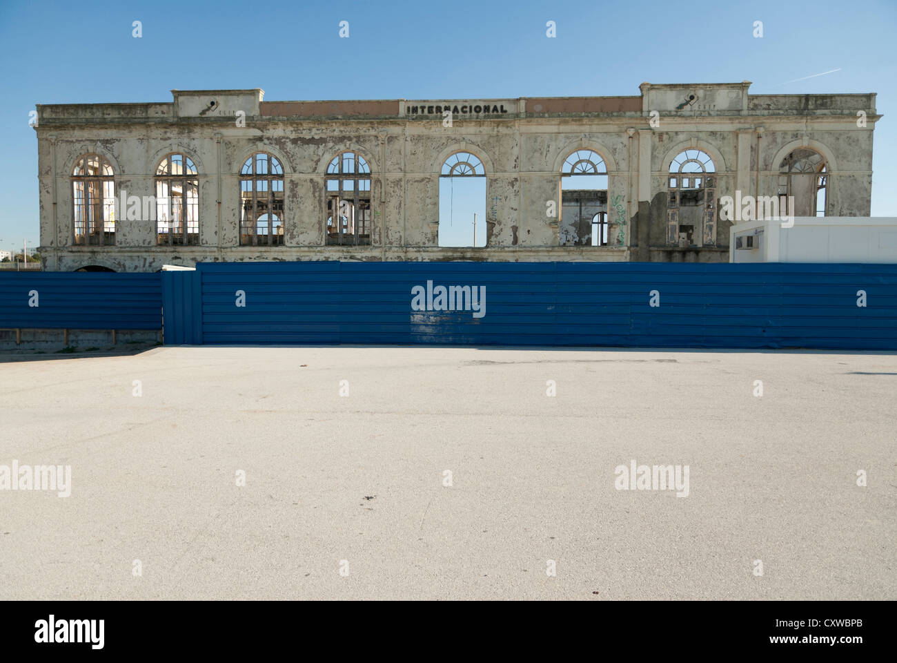 Isolati annuncio antico edificio decadente Foz do Douro oceano Atlantico costa, Porto, Portogallo Foto Stock