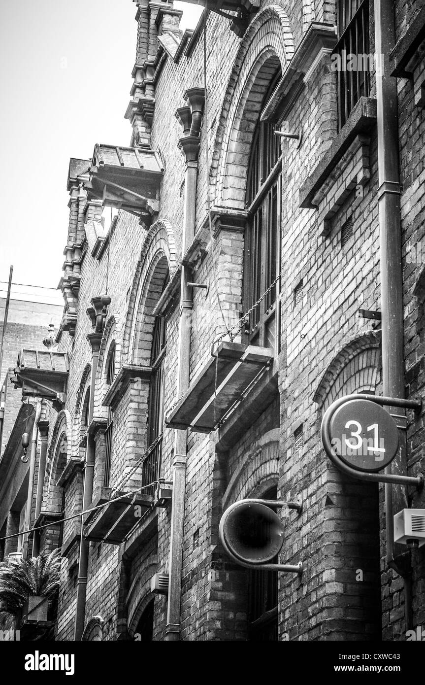 Bella ed ornata Red Brick Warehouse costruita nel 1880 a Melbourne, Australia. In bianco e nero. Foto Stock