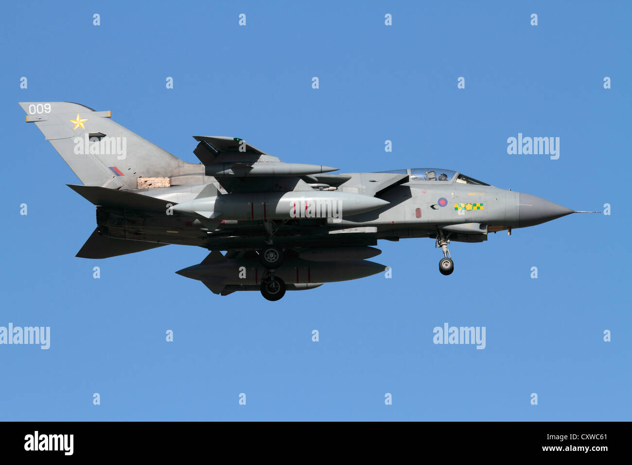 Il Tornado GR4 bombardiere tattico di aerei della Royal Air Force in volo. Aviazione Militare. Foto Stock