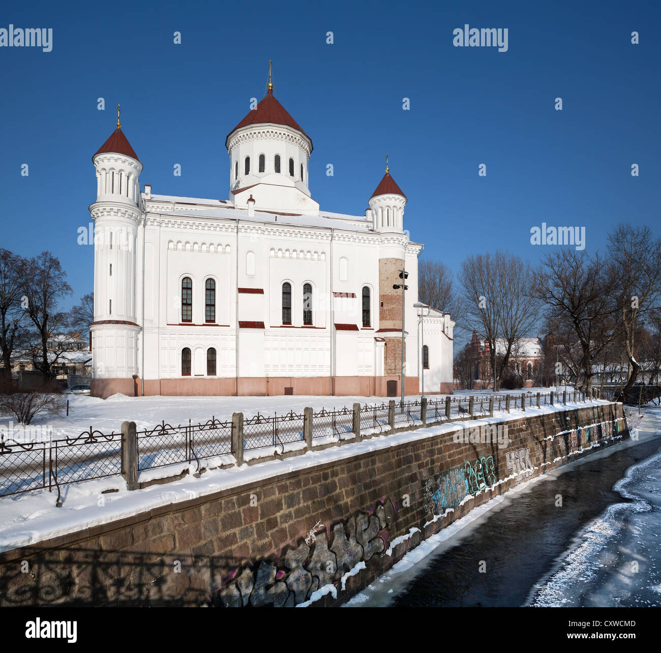 La chiesa ortodossa della Santa Madre di Dio, Vilnius, Lituania. La città vecchia di Vilnius. Fiume Vilnia. Foto Stock