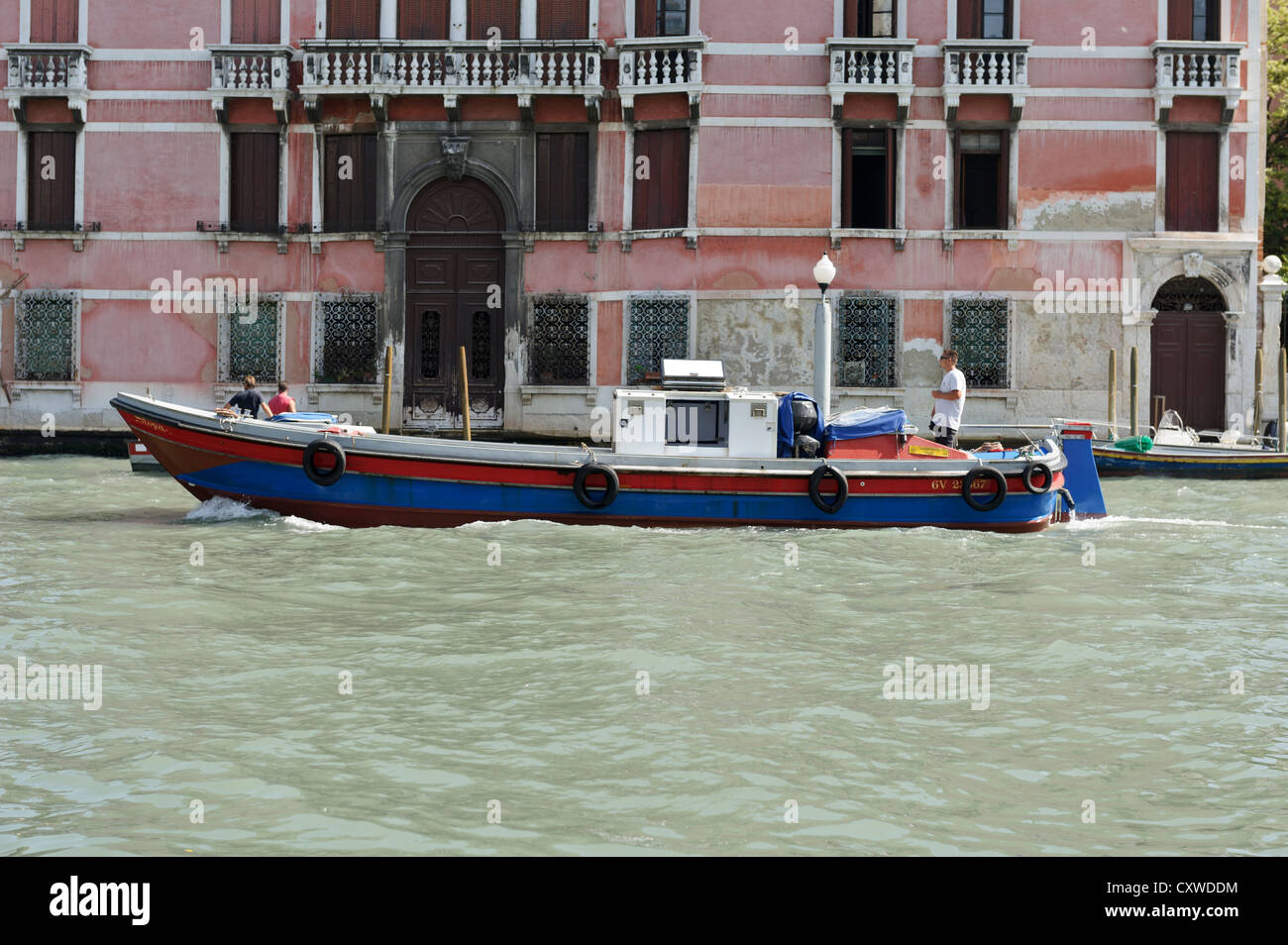 Barge in viaggio sul Grand Canal, Venezia, Italia. Foto Stock