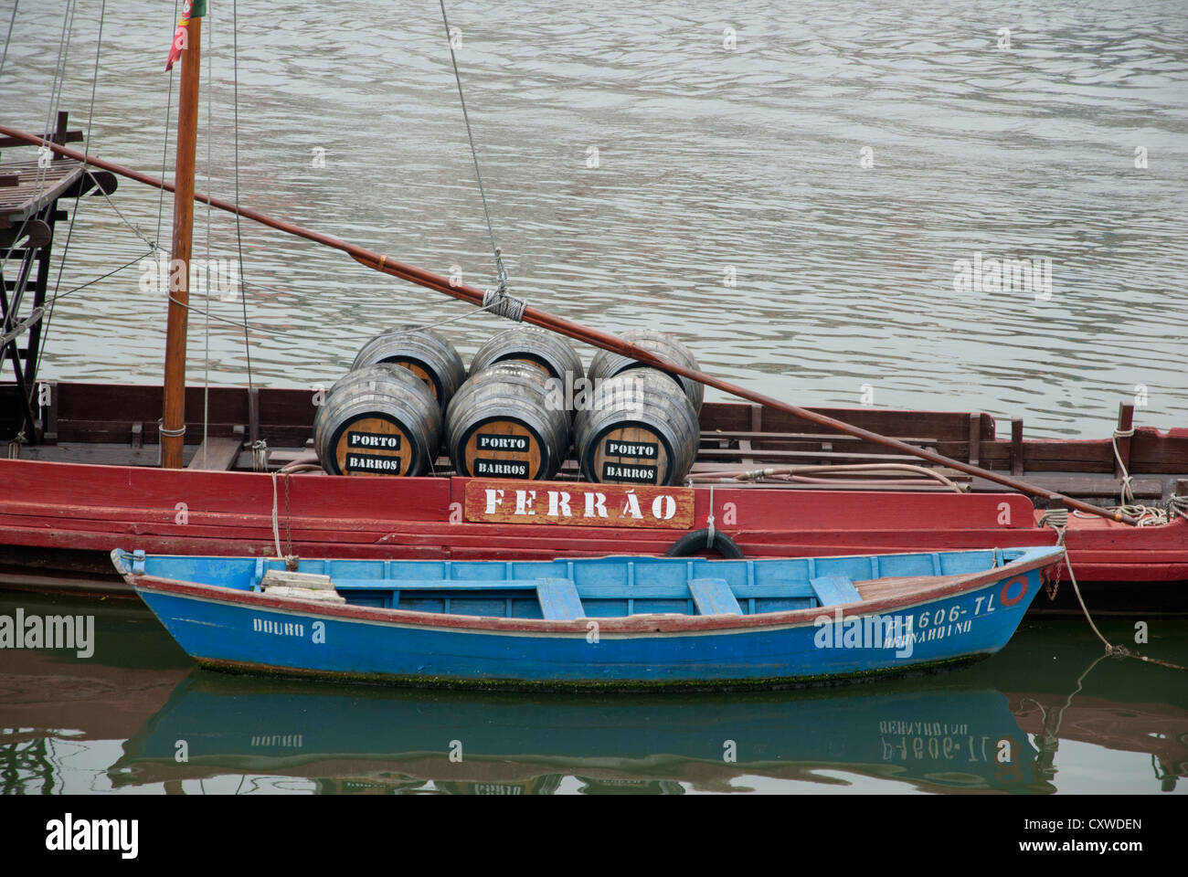 Porto di barili su una nave sul fiume Douro Porto Oporto portogallo Foto Stock