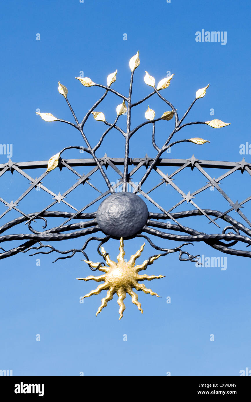 Ferro decorativo Arch sopra l'entrata di macellai di fila, Banbury, Oxfordshire. Foto Stock