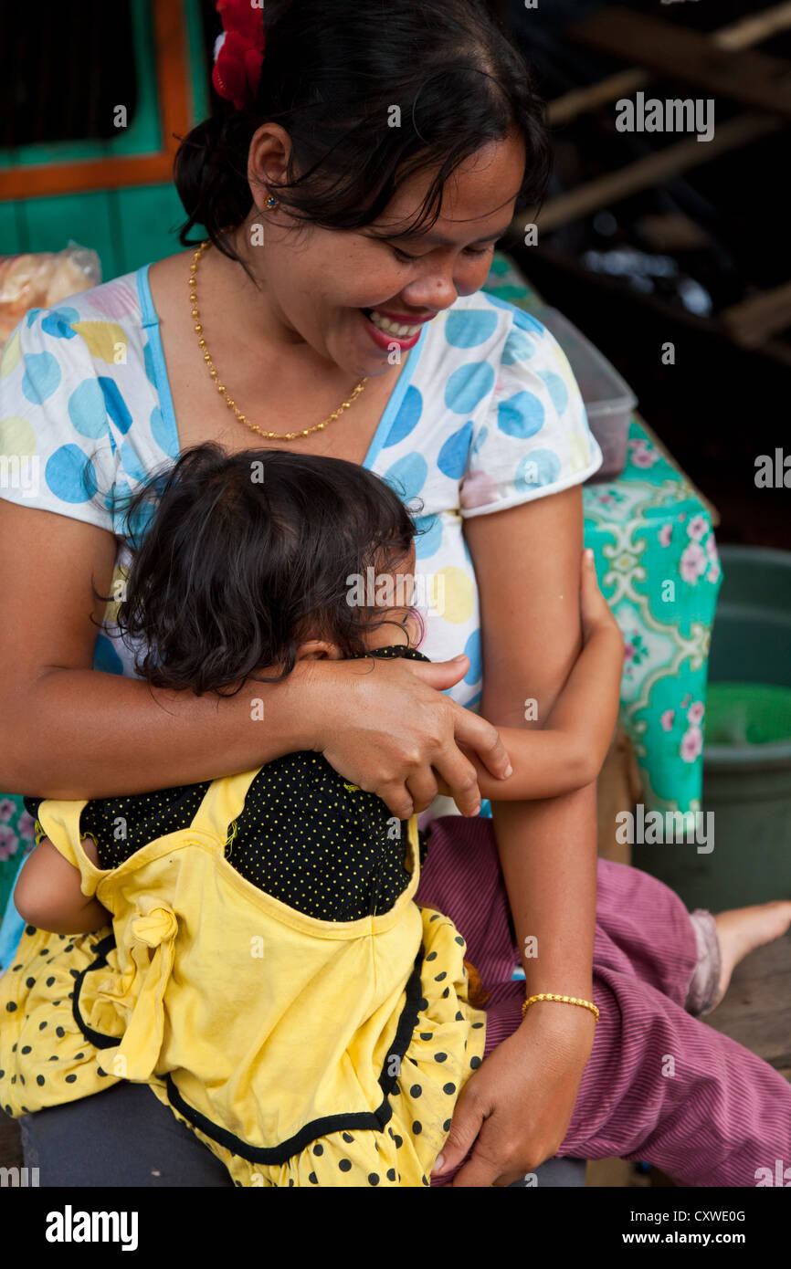 Madre con bambino in Banjarmasin, Indonesia Foto Stock