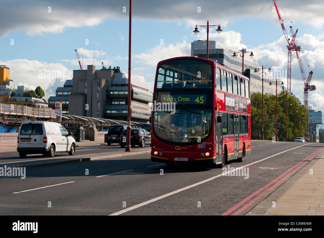 Un autobus a due piani su Blackfriars Bridge di Londra. Foto Stock