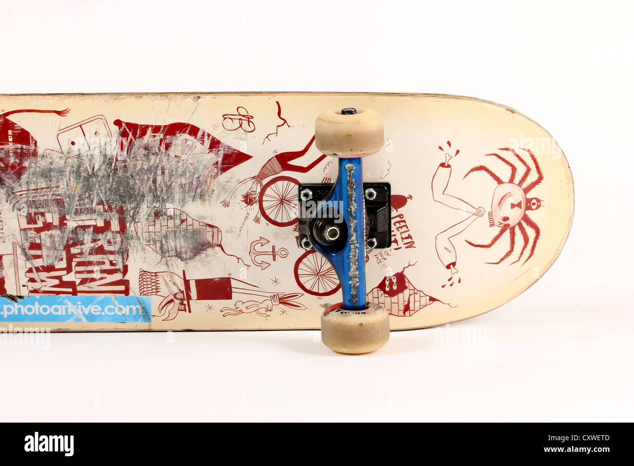 Skateboard su sfondo bianco vista laterale, mazzo, completare il setup, vista dall'alto di skateboard, camion, skateboard, deck, ruote Foto Stock