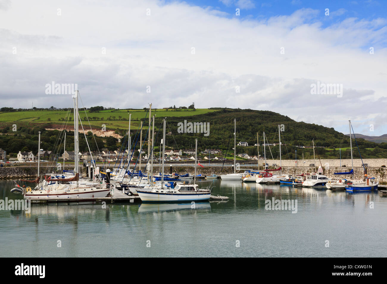 Yacht ormeggiati nel porto marina sulla costa nord est a Glenarm, Co Antrim, Irlanda del Nord, Regno Unito Foto Stock
