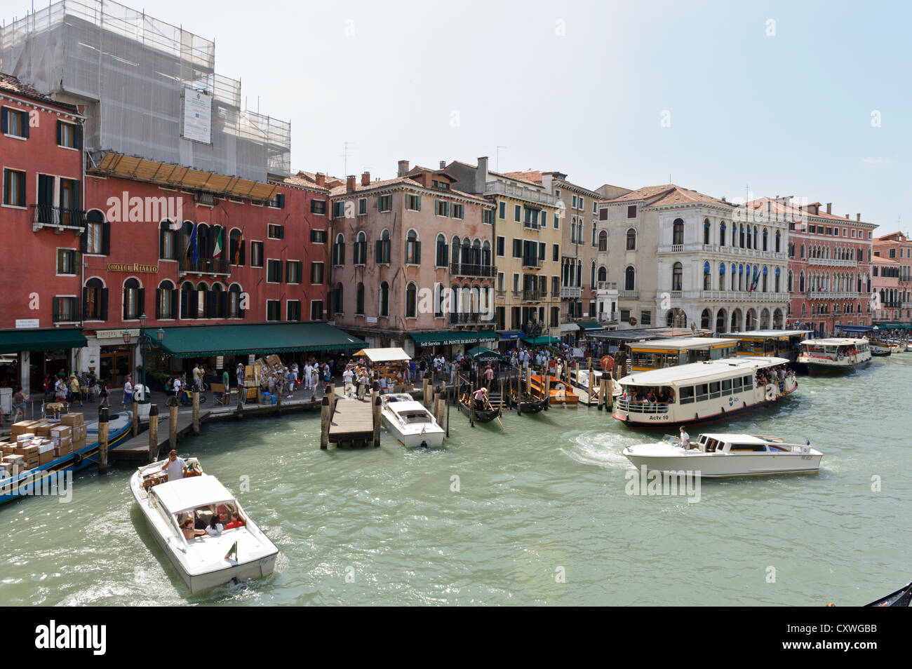 Il traffico di acqua sul Grand Canal, Venezia, Italia. Foto Stock
