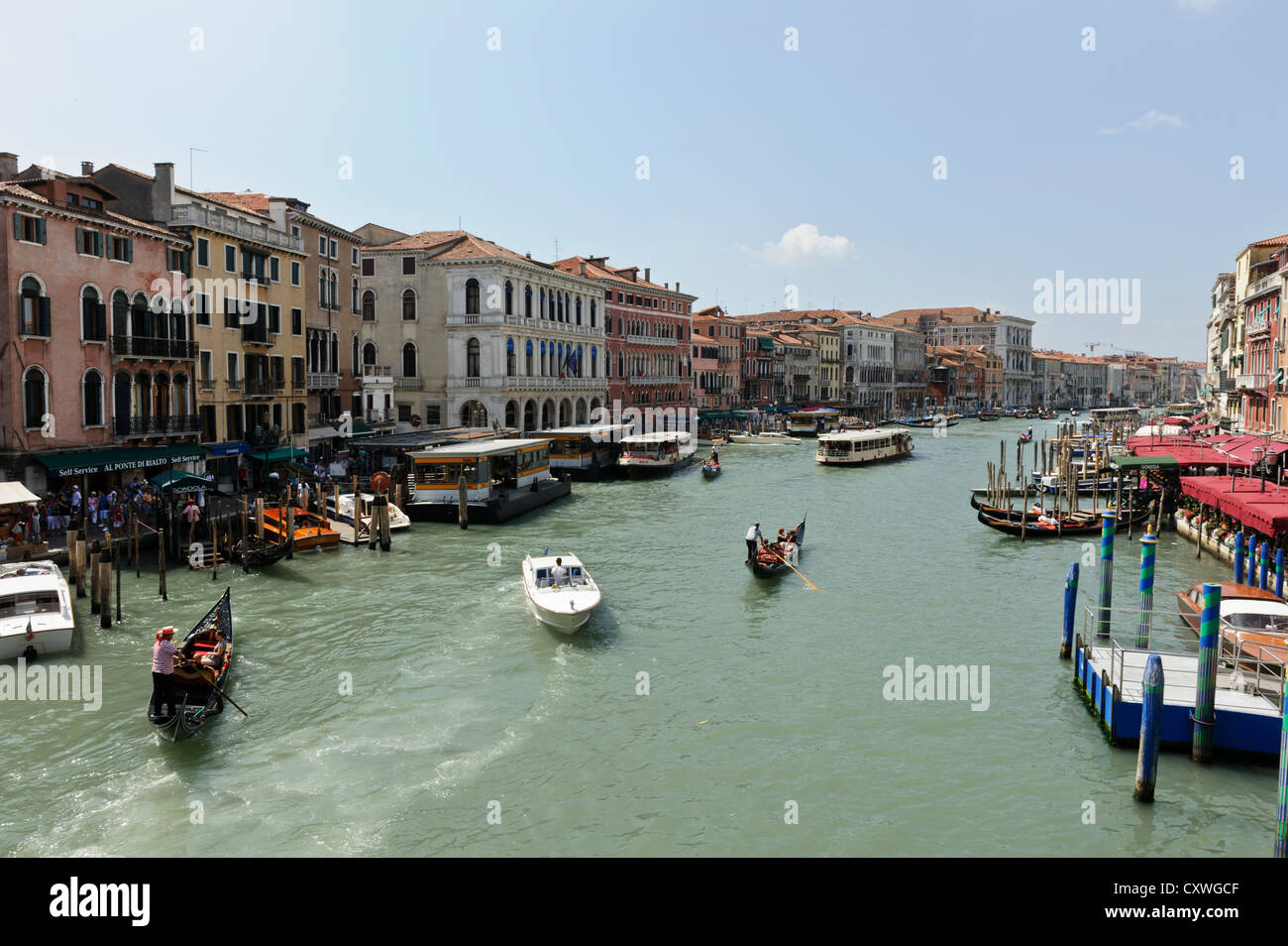 Il traffico di acqua sul Grand Canal, Venezia, Italia. Foto Stock