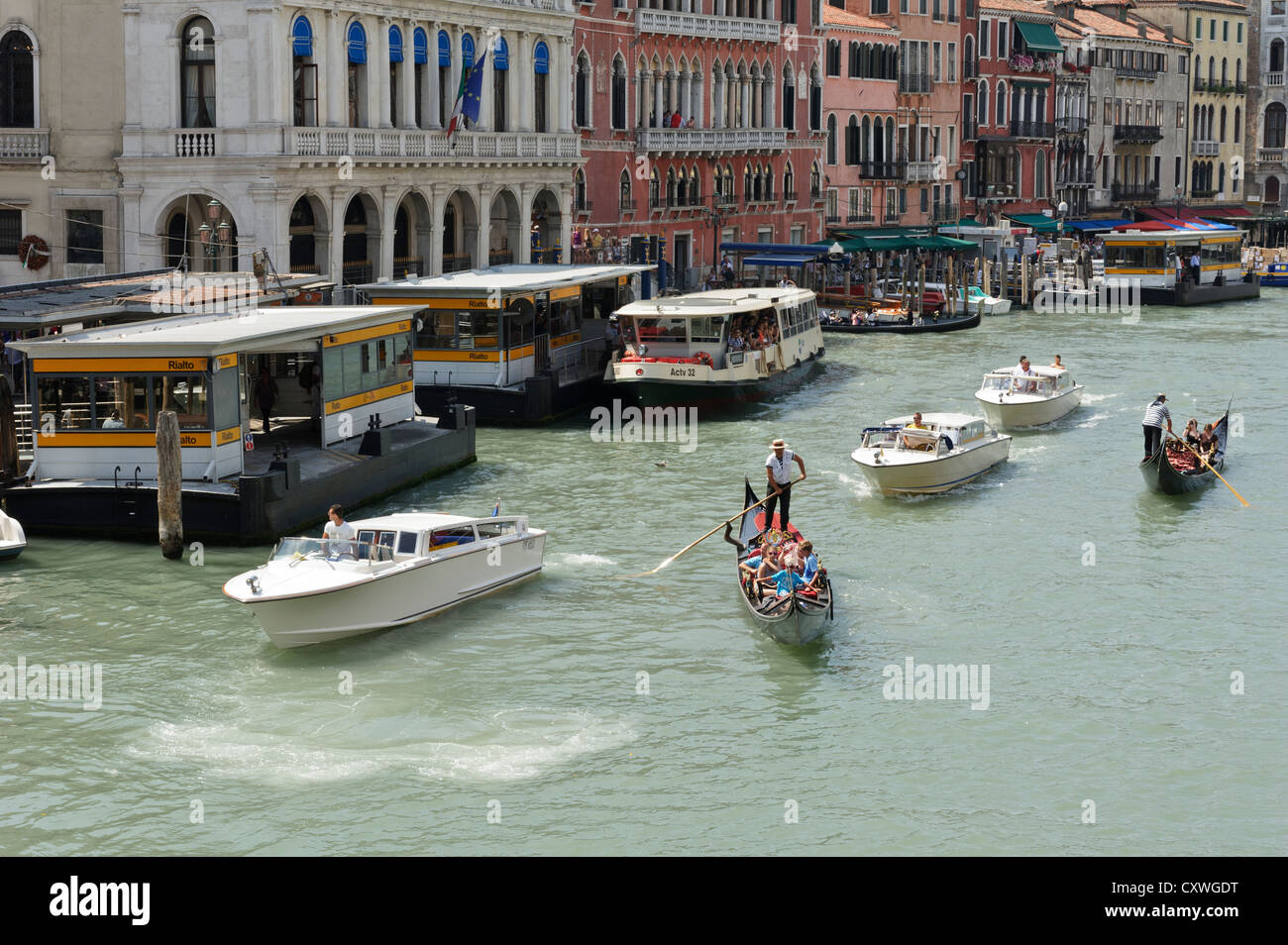 Il traffico di acqua sul Grand Canal, Venezia, Italia. Foto Stock
