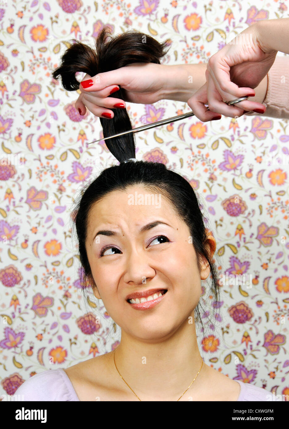 Un temibile donna con capelli fradici cut off Foto Stock