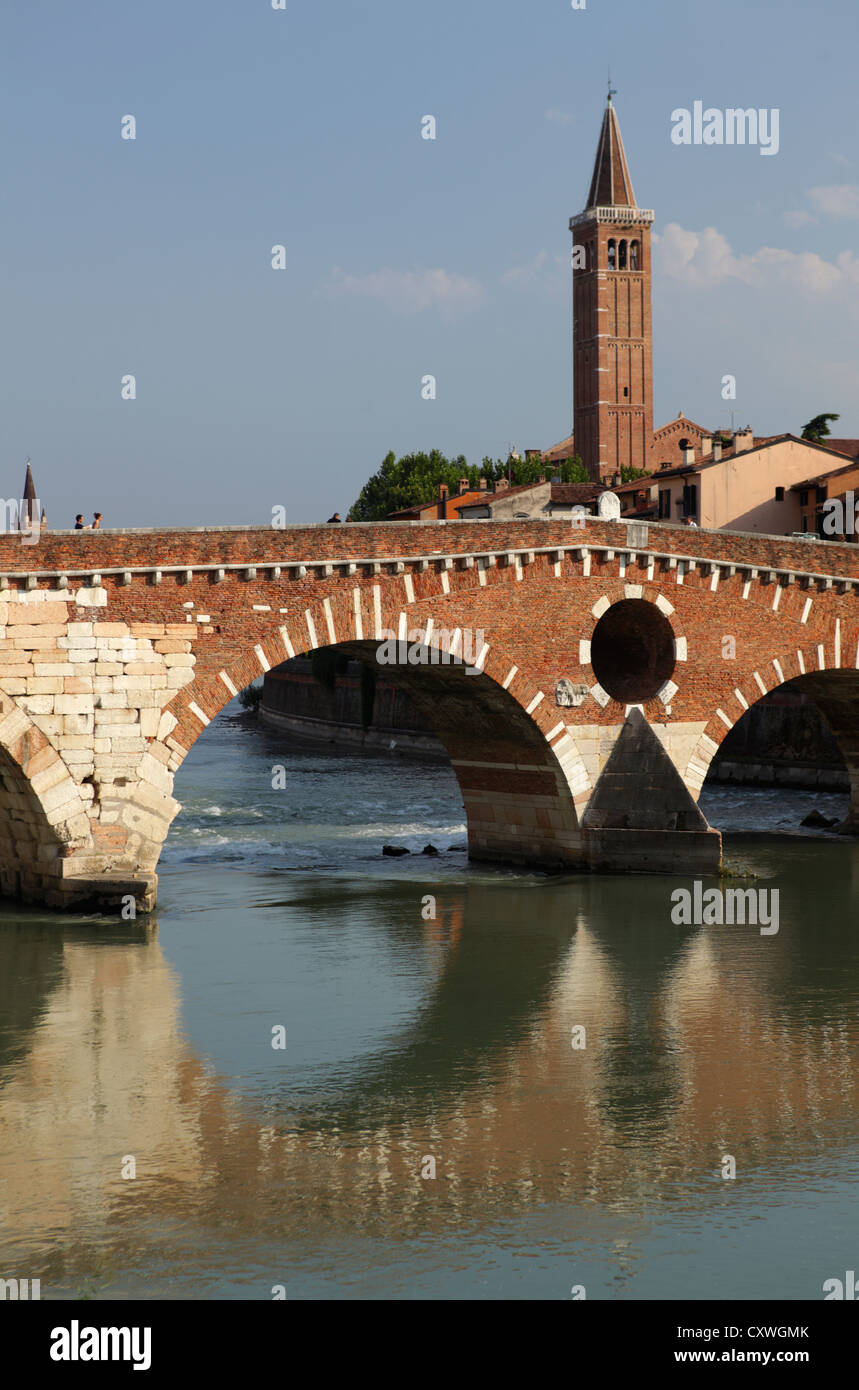 Ponte Pietra (ponte di pietra sul fiume Adige, Verona, Italia Foto Stock