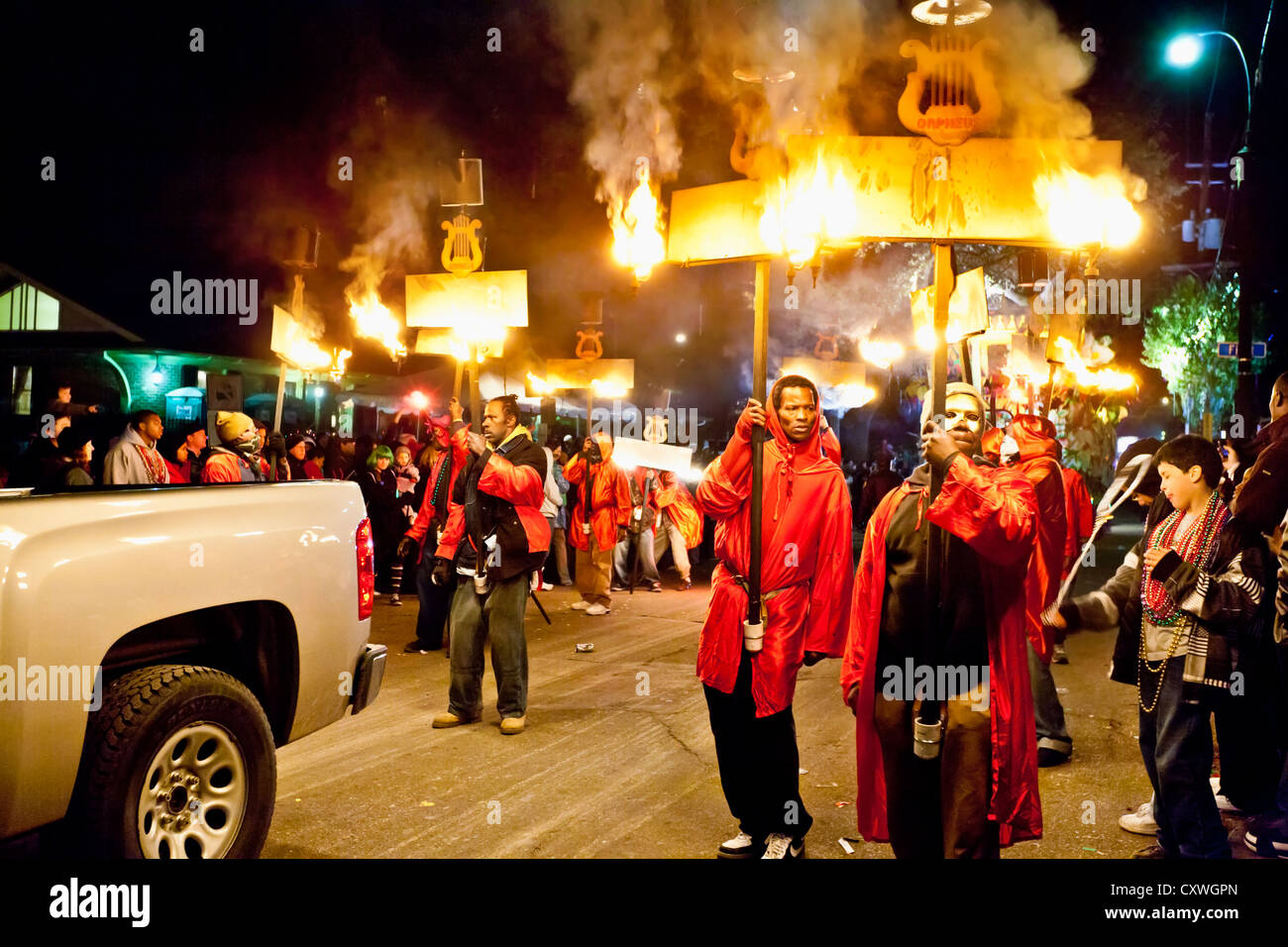 Flambeaux sono parte di Orfeo parade di Mardi Gras, New Orleans, Louisiana Foto Stock
