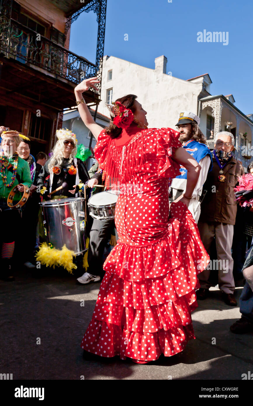 Danze e costumi nel Quartiere Francese, Mardi Gras, New Orleans, Louisiana Foto Stock