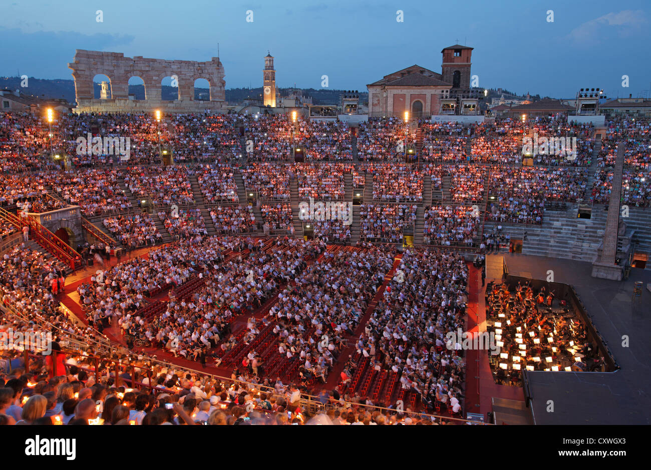L'Arena durante le prestazioni di opera, Verona, Italia Foto Stock