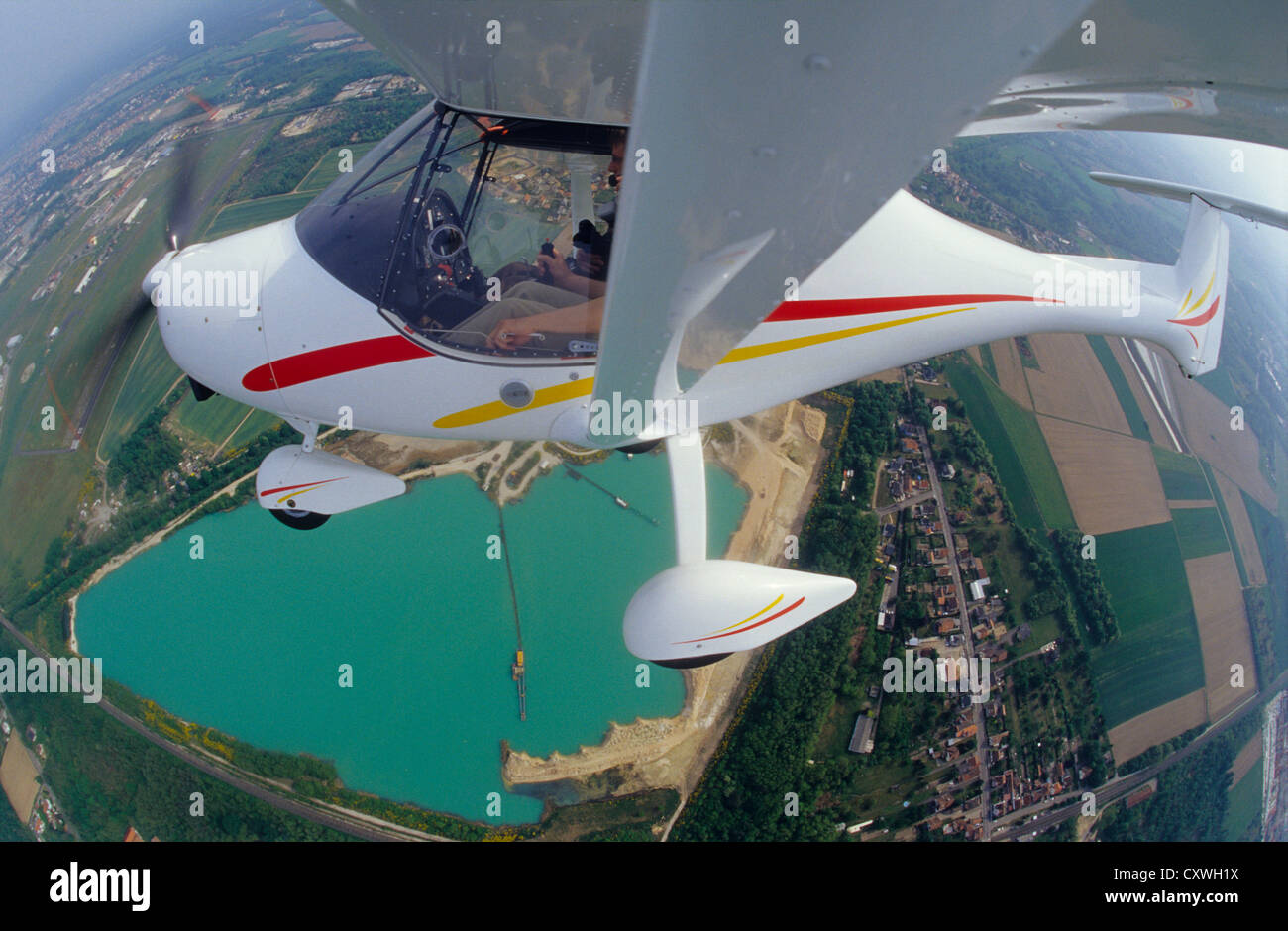 Aereo ultraleggero Allegro che vola sul lago vicino a Haguenau, basso Reno, regione Alsazia, Francia Foto Stock