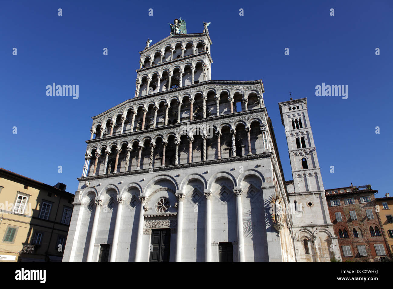 La facciata della chiesa di San Michele in Foro, Lucca, Italia Foto Stock