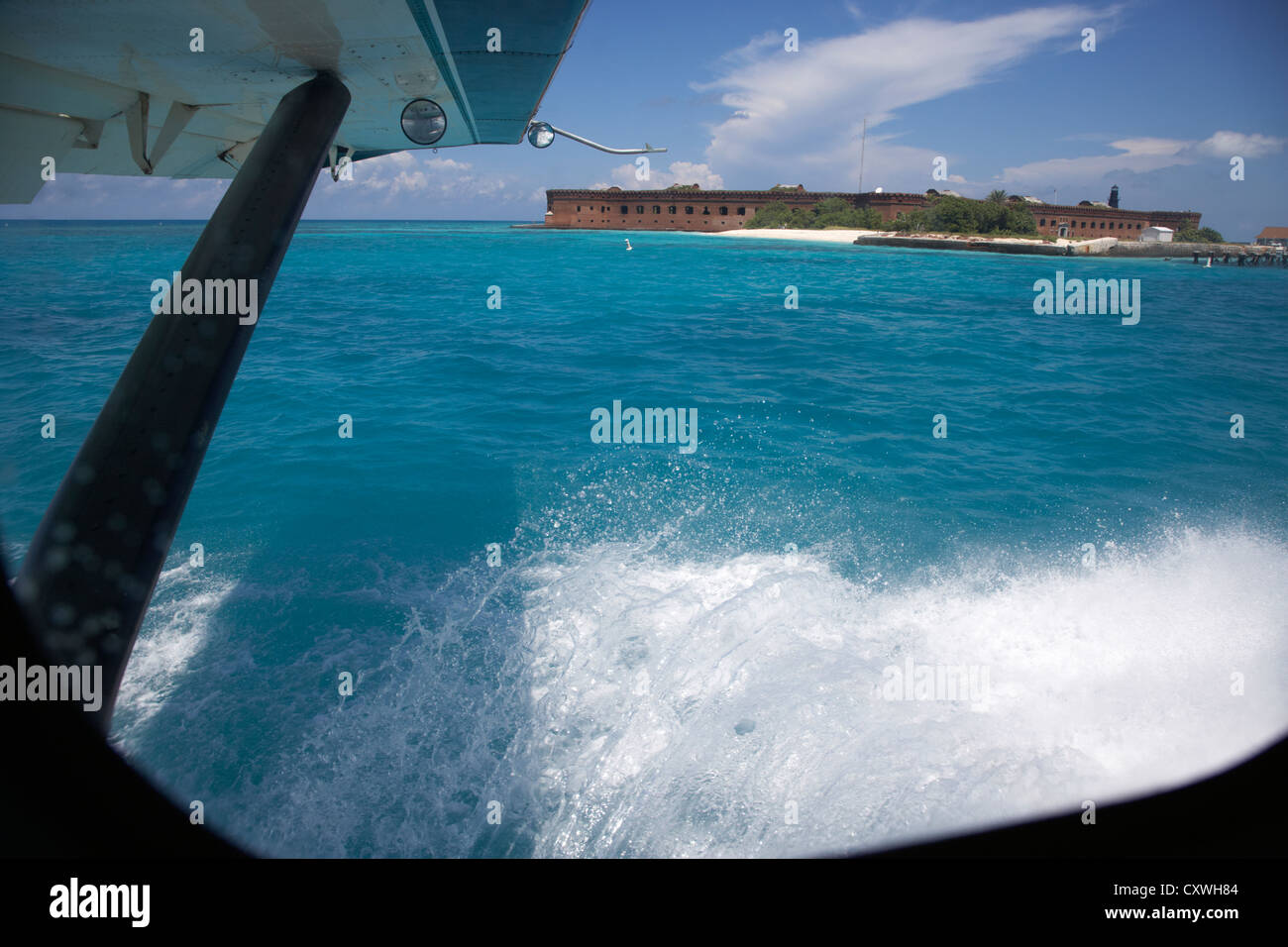 Guardando fuori della finestra idrovolante sbarco sull'acqua vicino al Fort Jefferson garden key Dry Tortugas Florida keys usa Foto Stock