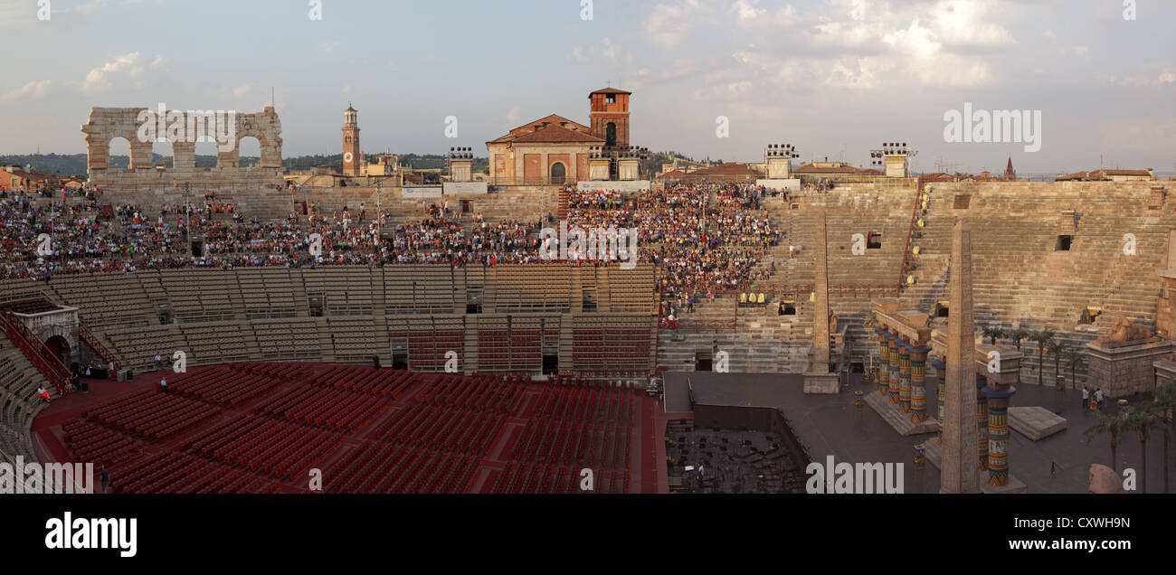 L'Arena durante le prestazioni di opera, Verona, Italia Foto Stock