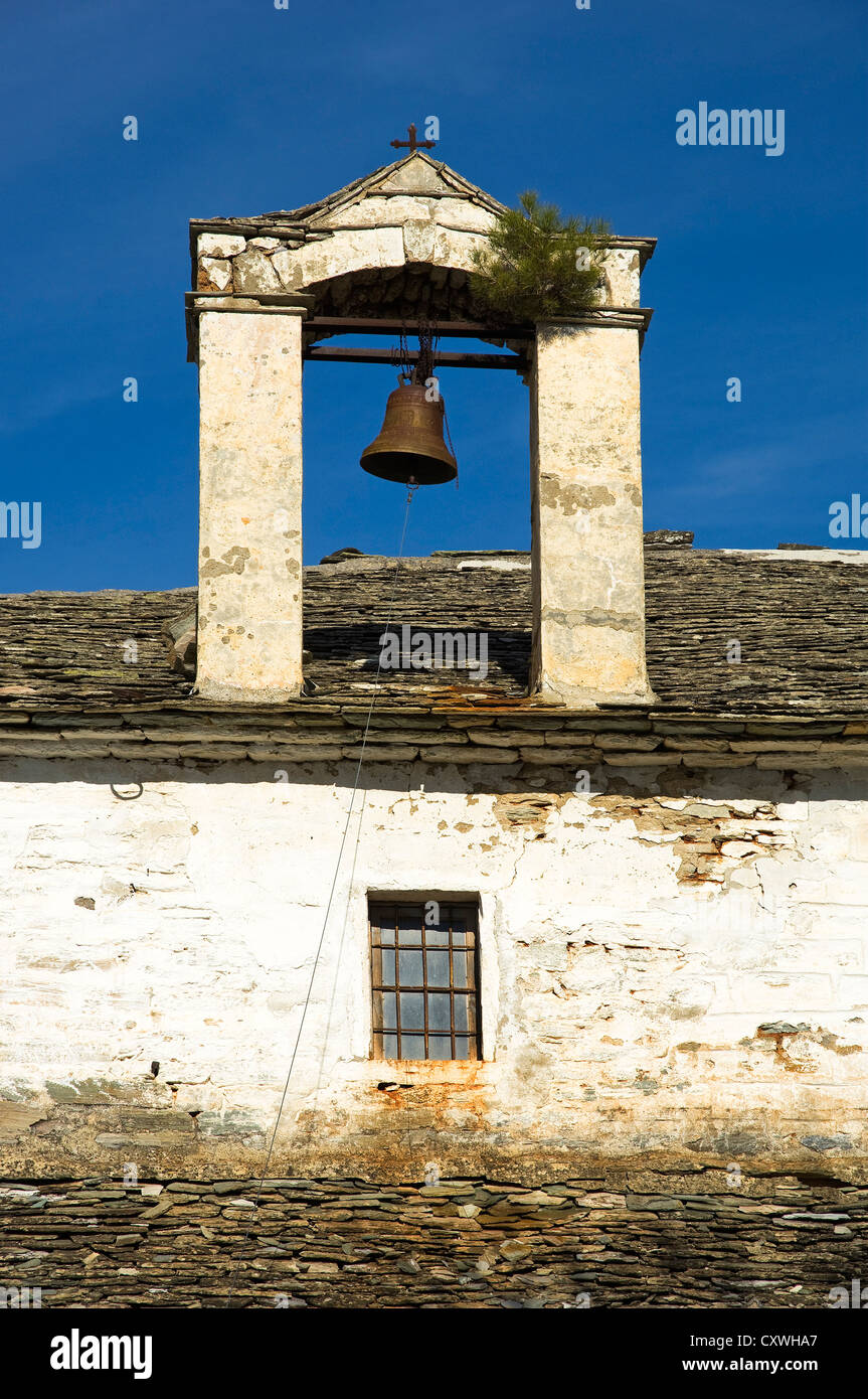 Campanile di una vecchia chiesa ortodossa greca nei pressi di Agios Georgios (Pelion Peninsula, Tessaglia, Grecia) Foto Stock