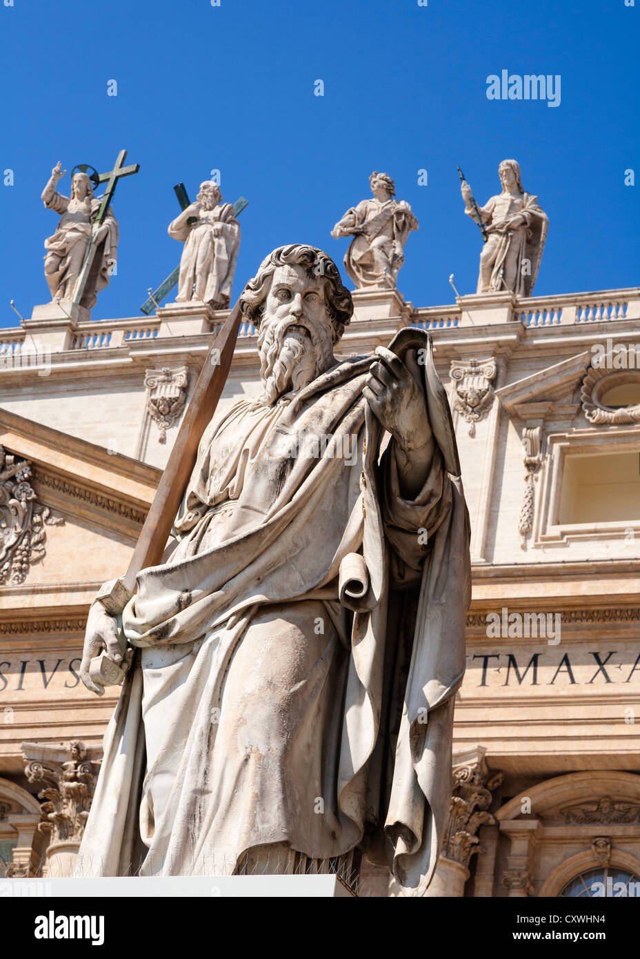 Statua di San Paolo fuori, la Basilica di San Pietro e la Città del Vaticano, Roma, Italia. Foto Stock