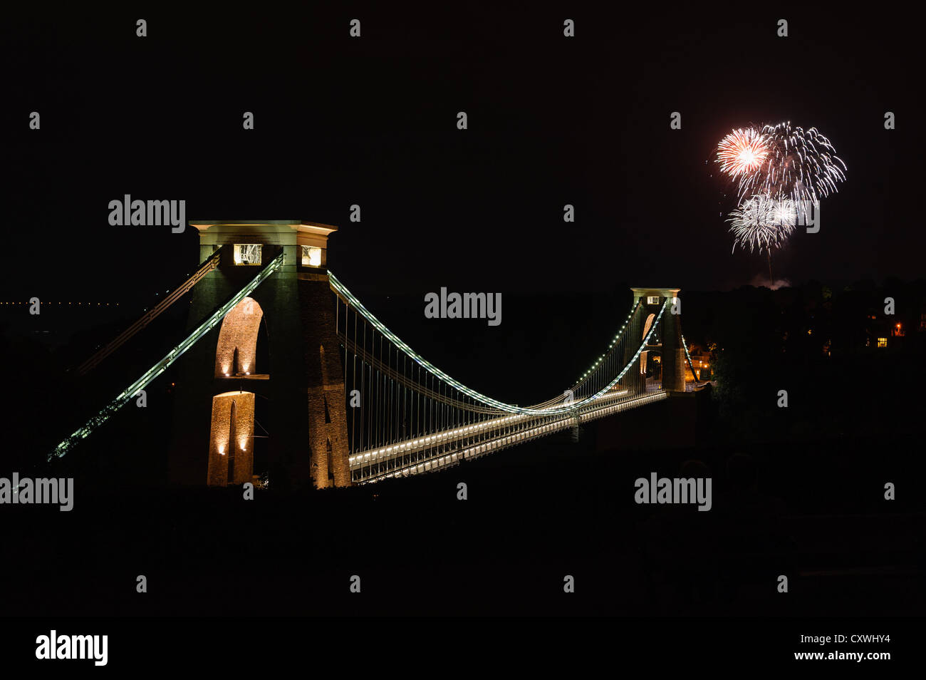 Fuochi d'artificio oltre il ponte sospeso di Clifton a Bristol. Foto Stock