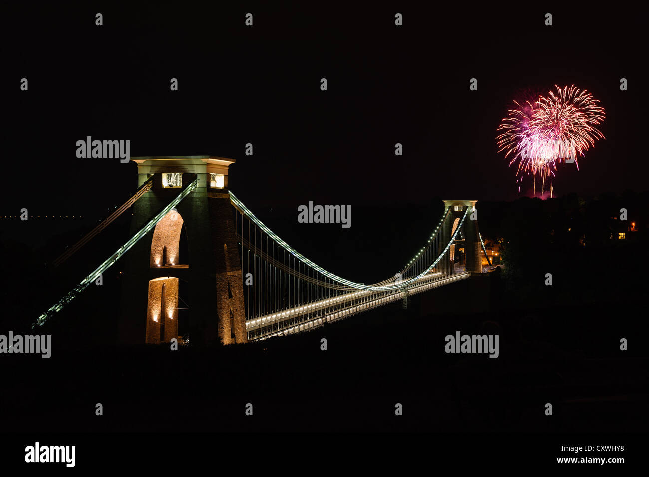 Fuochi d'artificio oltre il ponte sospeso di Clifton a Bristol. Foto Stock